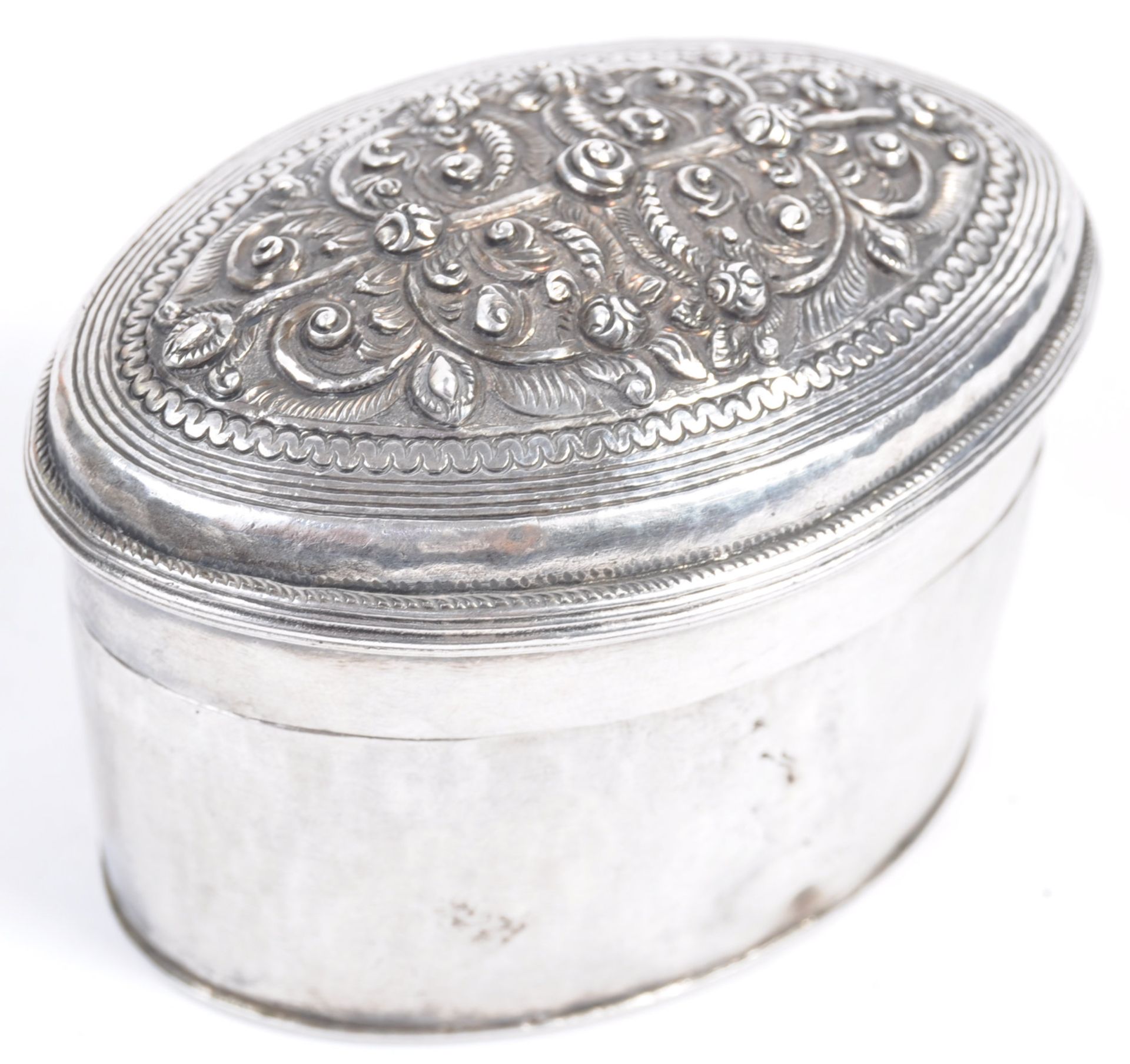 19TH CENTURY BURMA SILVER PRESENTATION BETEL BOX - Bild 2 aus 8