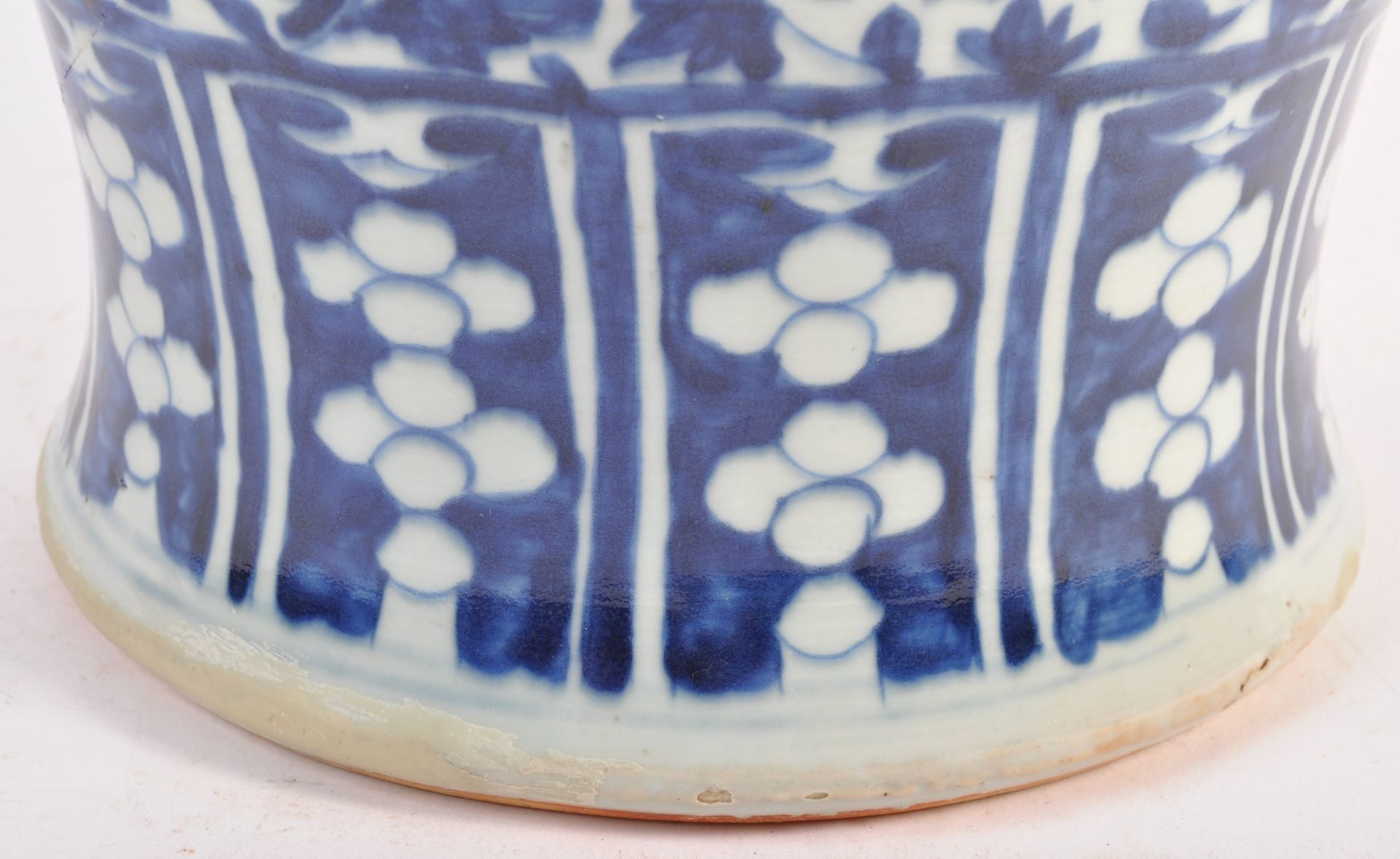 19TH CENTURY CHINESE BLUE AND WHITE TEMPLE JAR OR GINGER JAR - Bild 10 aus 11
