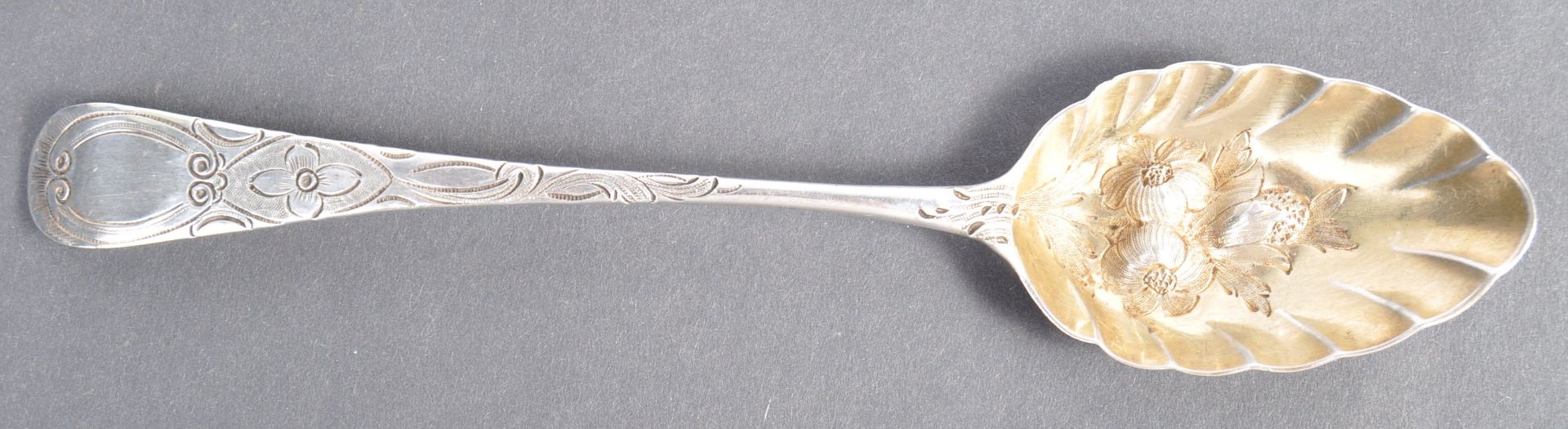 ATTRACTIVE PAIR OF 18TH CENTURY SILVER HALLMARKED BERRY SPOONS - Bild 2 aus 6