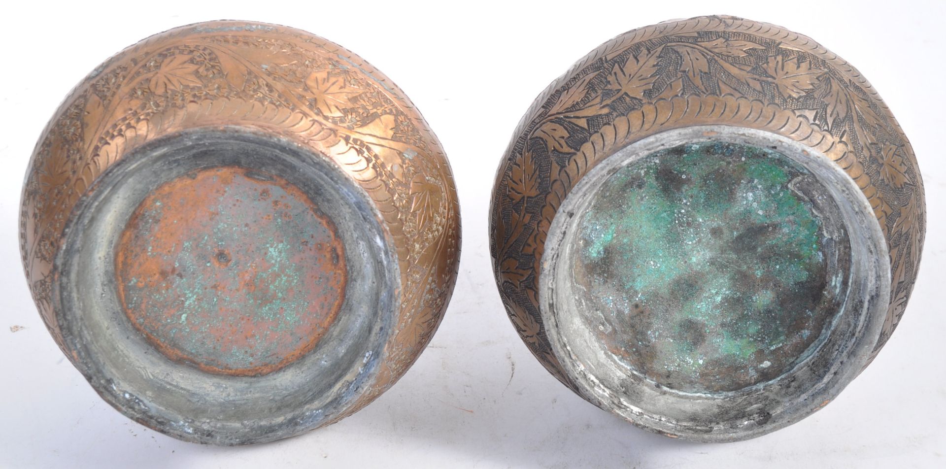 PAIR OF 19TH CENTURY PERSIAN BRONZE VASES - Bild 5 aus 5