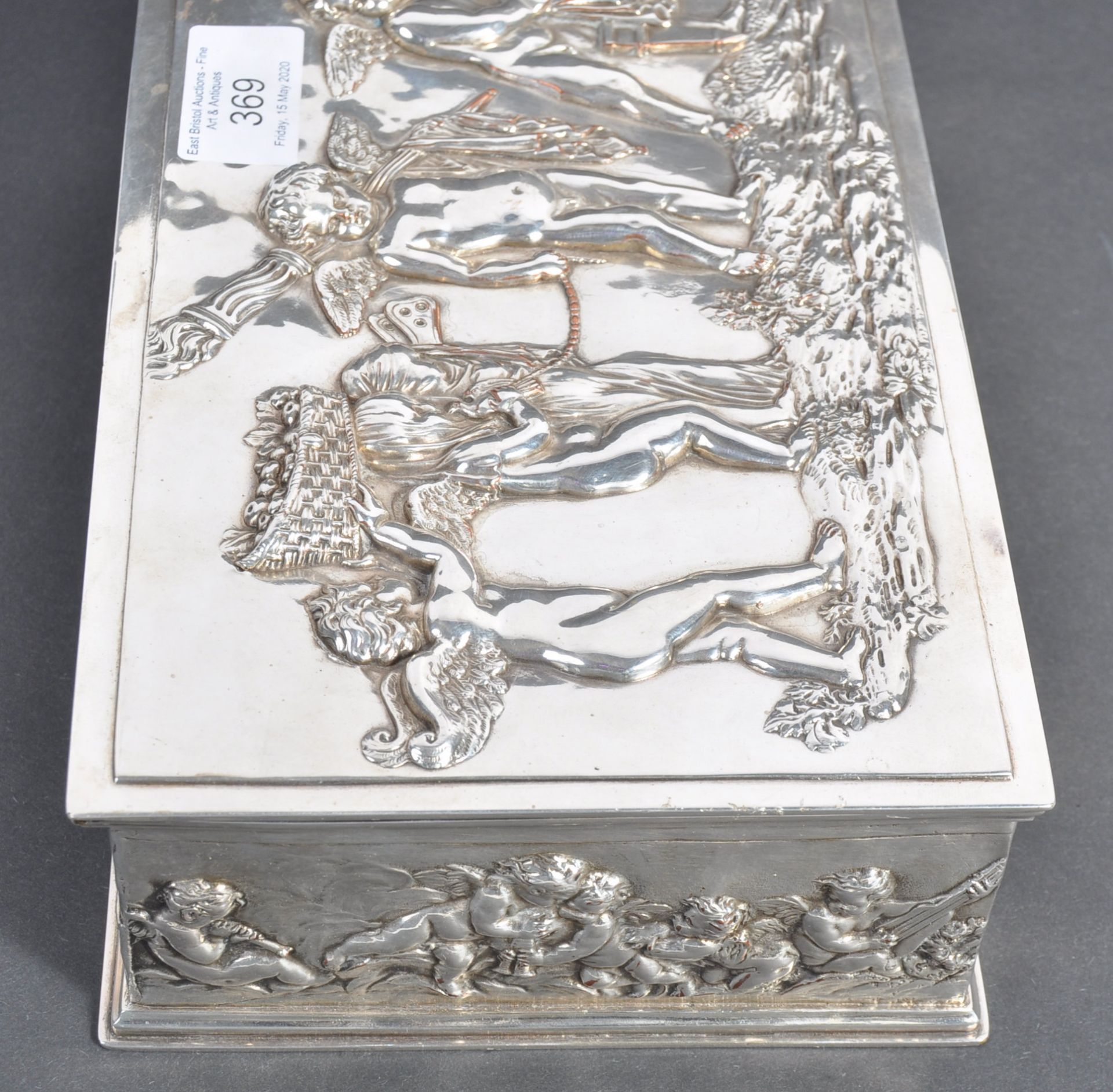19TH CENTURY SILVER PLATED CAVORTING CHERUB BOX - Image 3 of 7