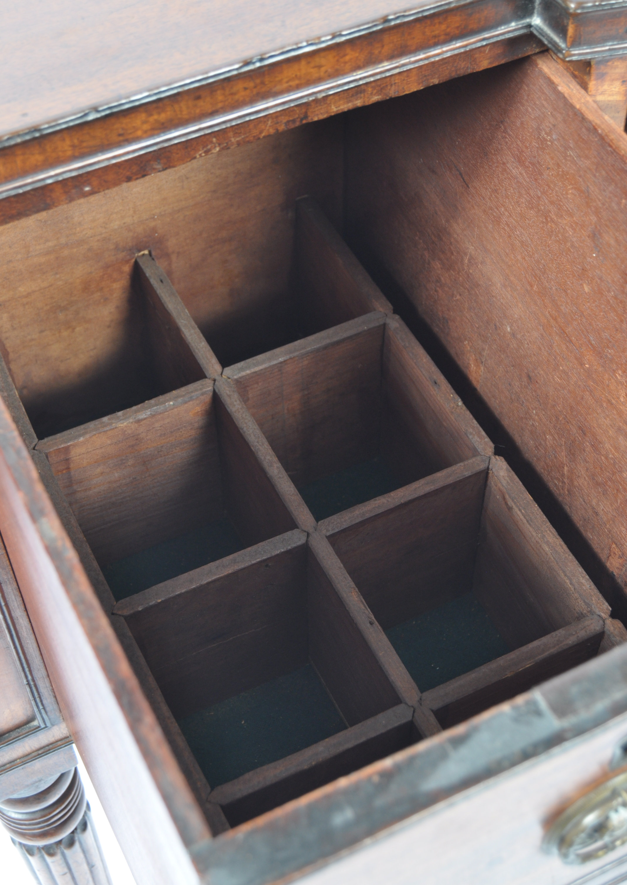 EARLY 19TH CENTURY GEORGIAN MAHOGANY SIDEBOARD - Image 5 of 10