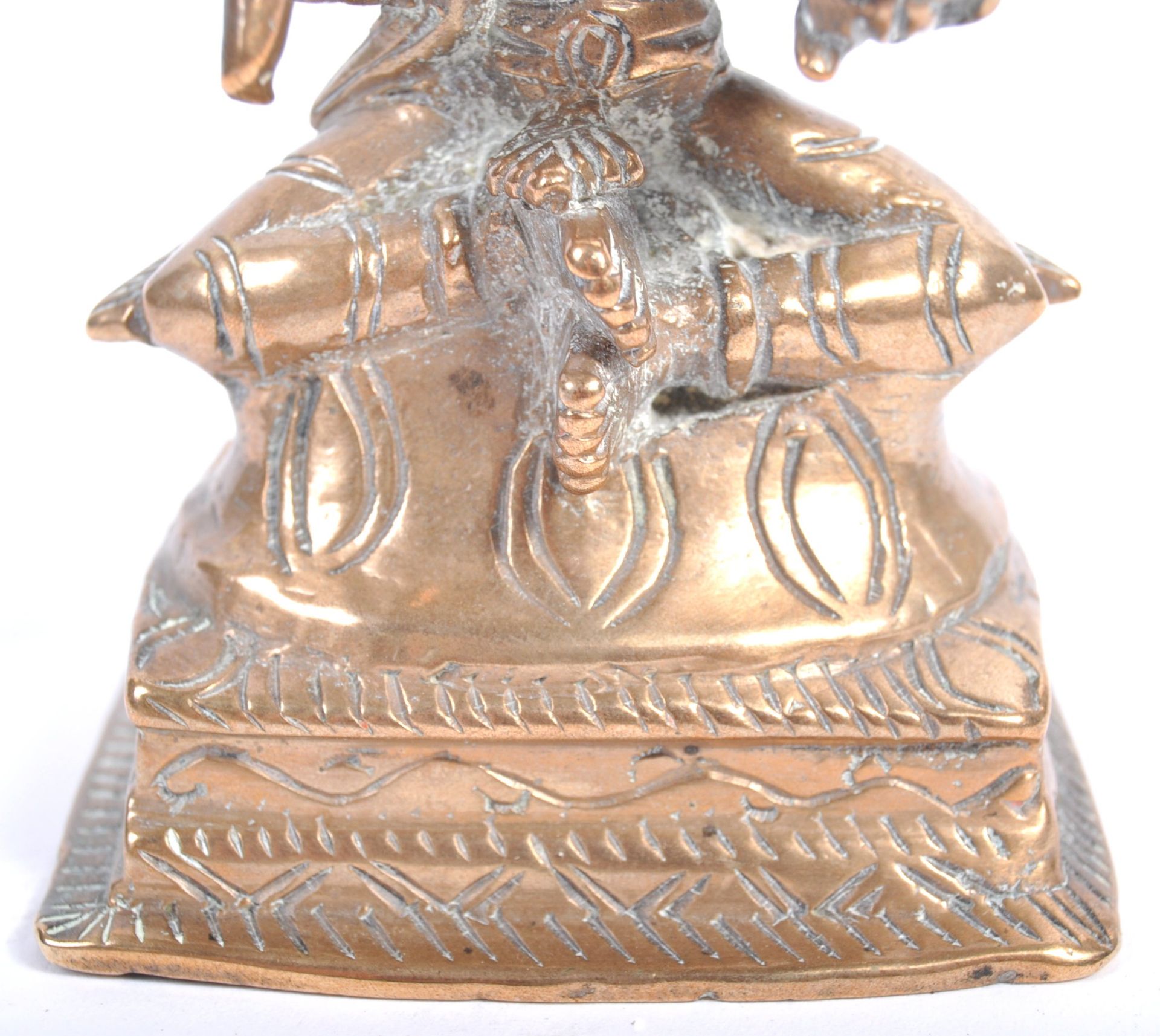 19TH CENTURY INDIAN BRONZE OF A FOUR ARMED DEITY - Bild 6 aus 7