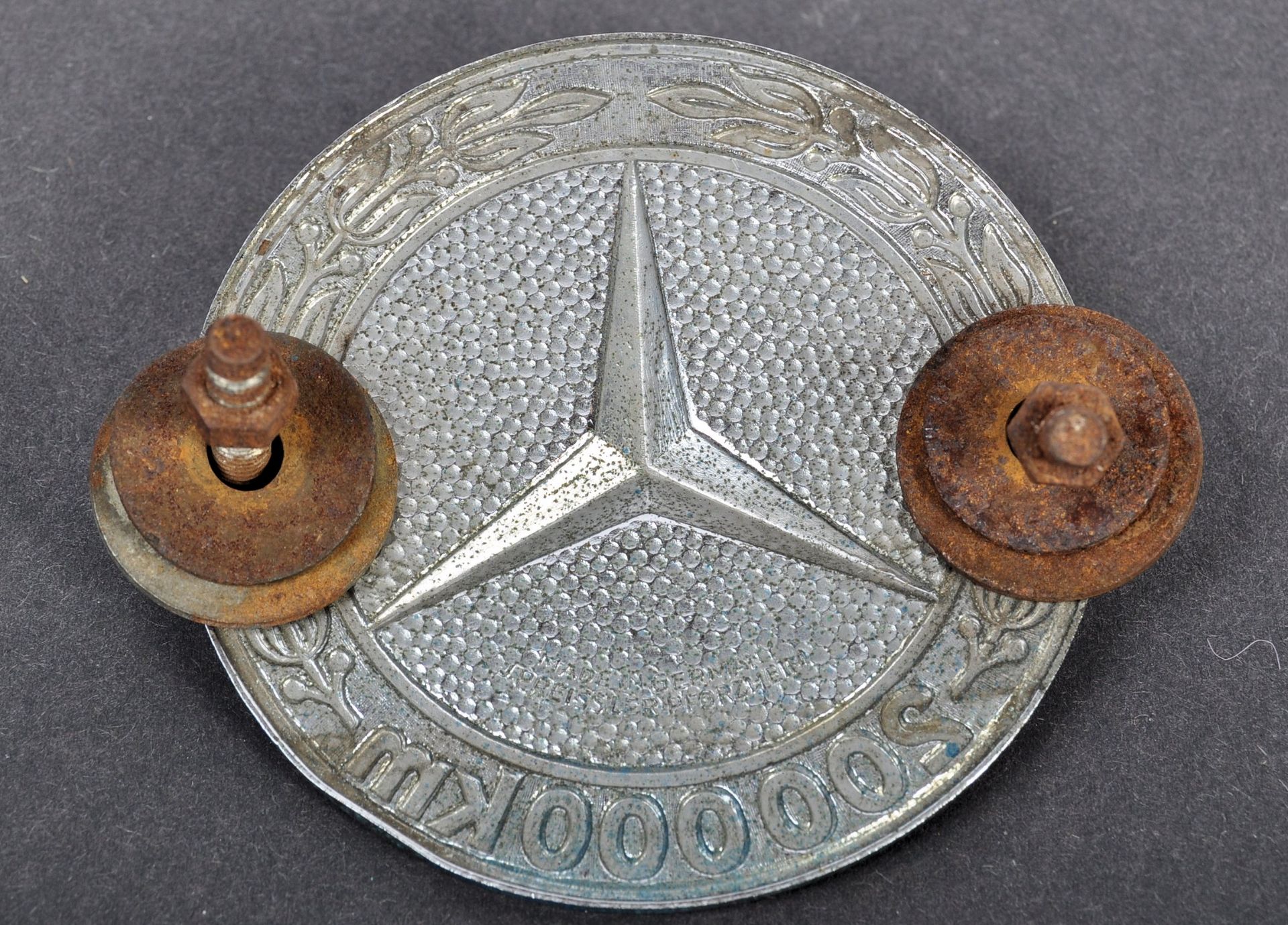 RARE VINTAGE MERCEDES BENZ ' 200,000 KM ' GRILL BADGE - Bild 3 aus 4