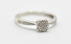 A 9ct white gold ladies dress ring having a diamon