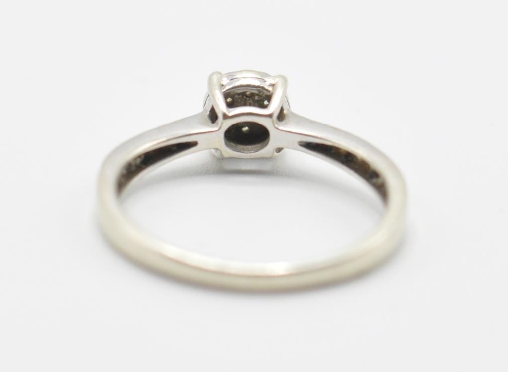 A 9ct white gold ladies dress ring having a diamon - Image 5 of 7
