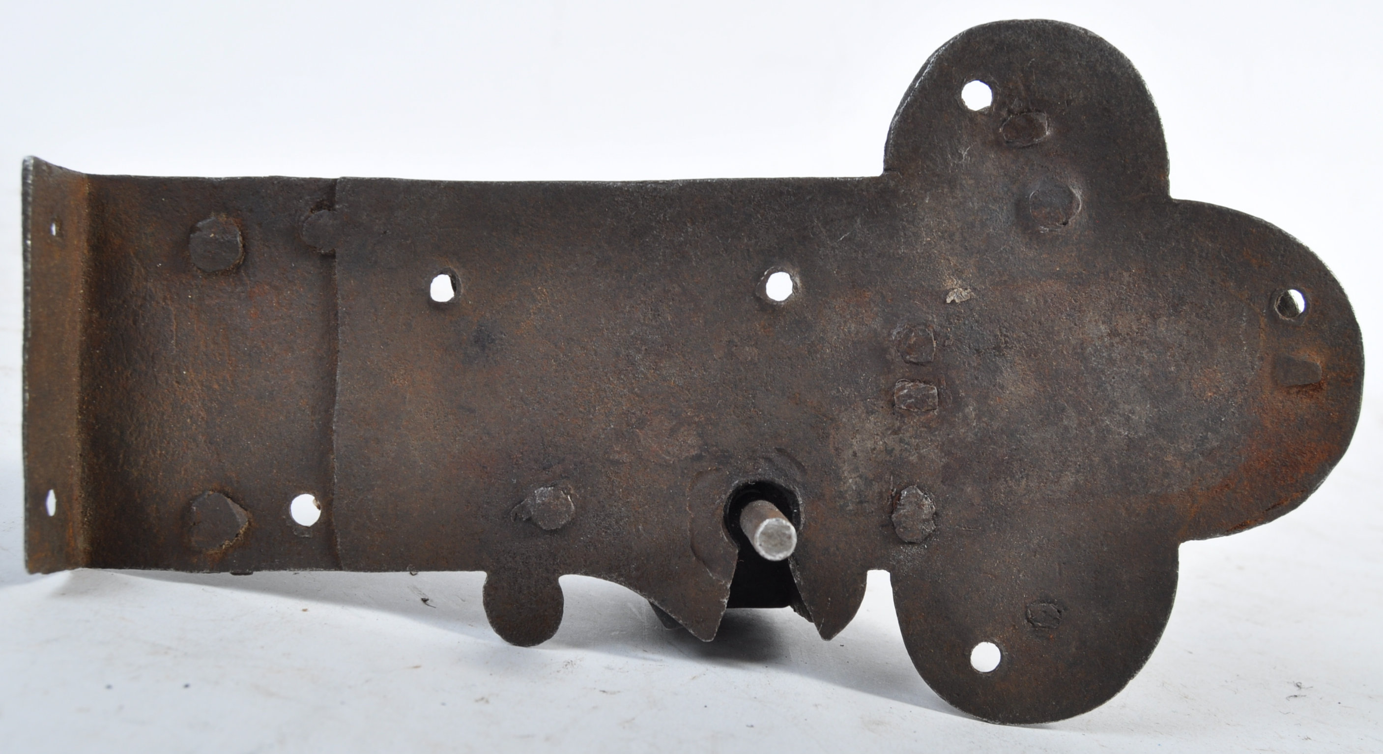 A 17TH CENTURY GERMAN ANTIQUE ENGRAVED STEEL LOCK - Image 4 of 10