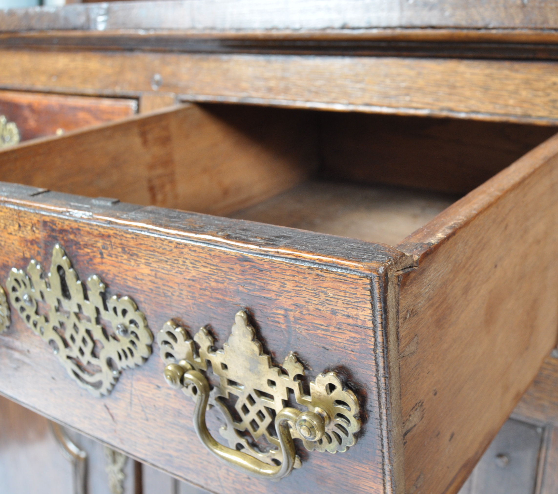 18TH CENTURY GEORGIAN ENGLISH ANTIQUE OAK DRESSER - Image 17 of 18