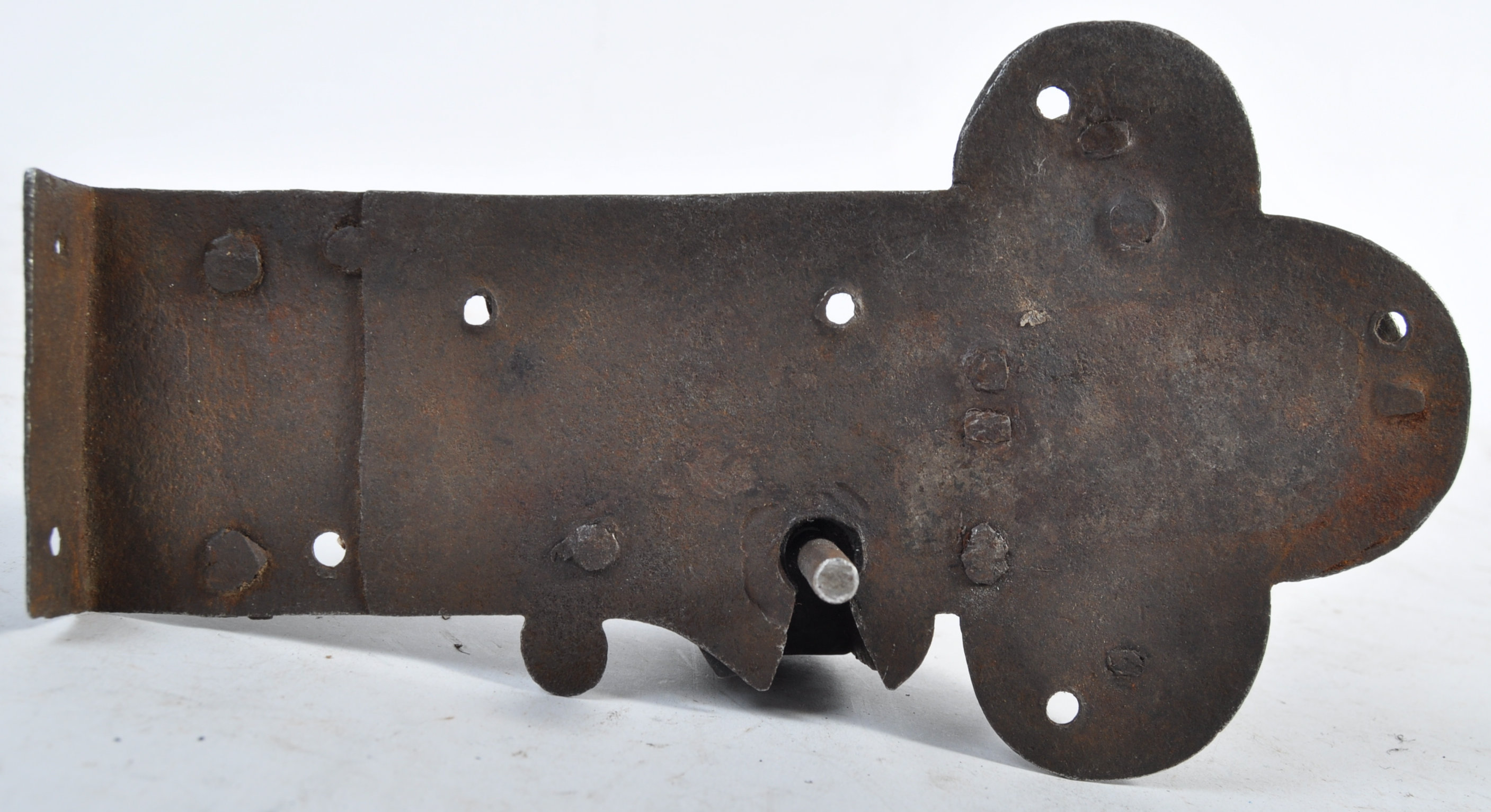A 17TH CENTURY GERMAN ANTIQUE ENGRAVED STEEL LOCK - Image 8 of 10