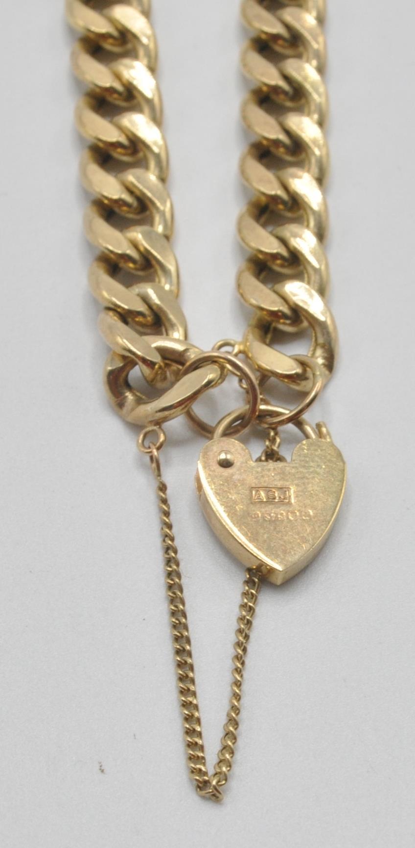 9CT YELLOW GOLD FLAT LINK BRACELET WITH A PADLOCK CLASP - Image 4 of 5