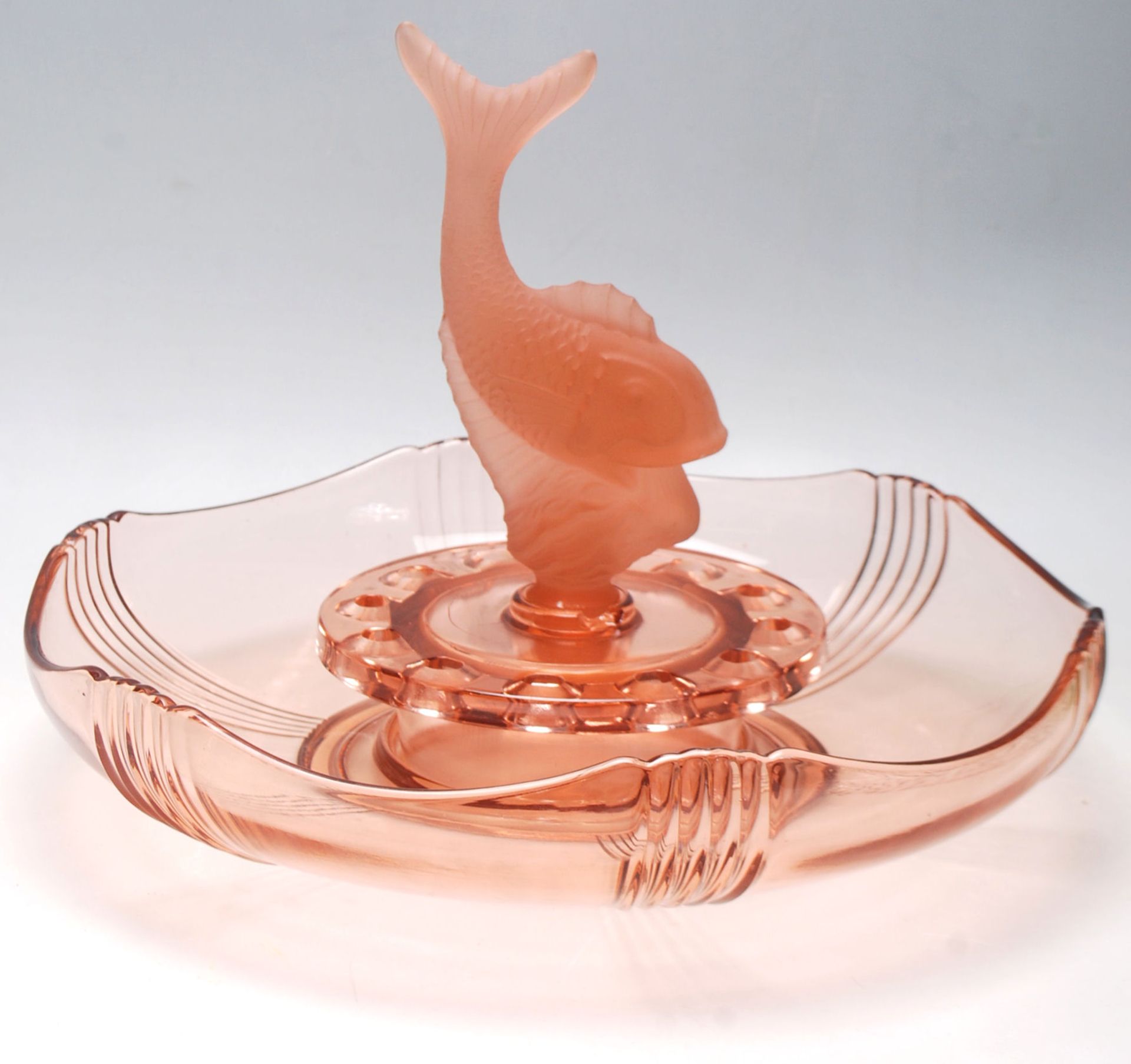 A collection of mid 20th century glass items to in - Bild 5 aus 7