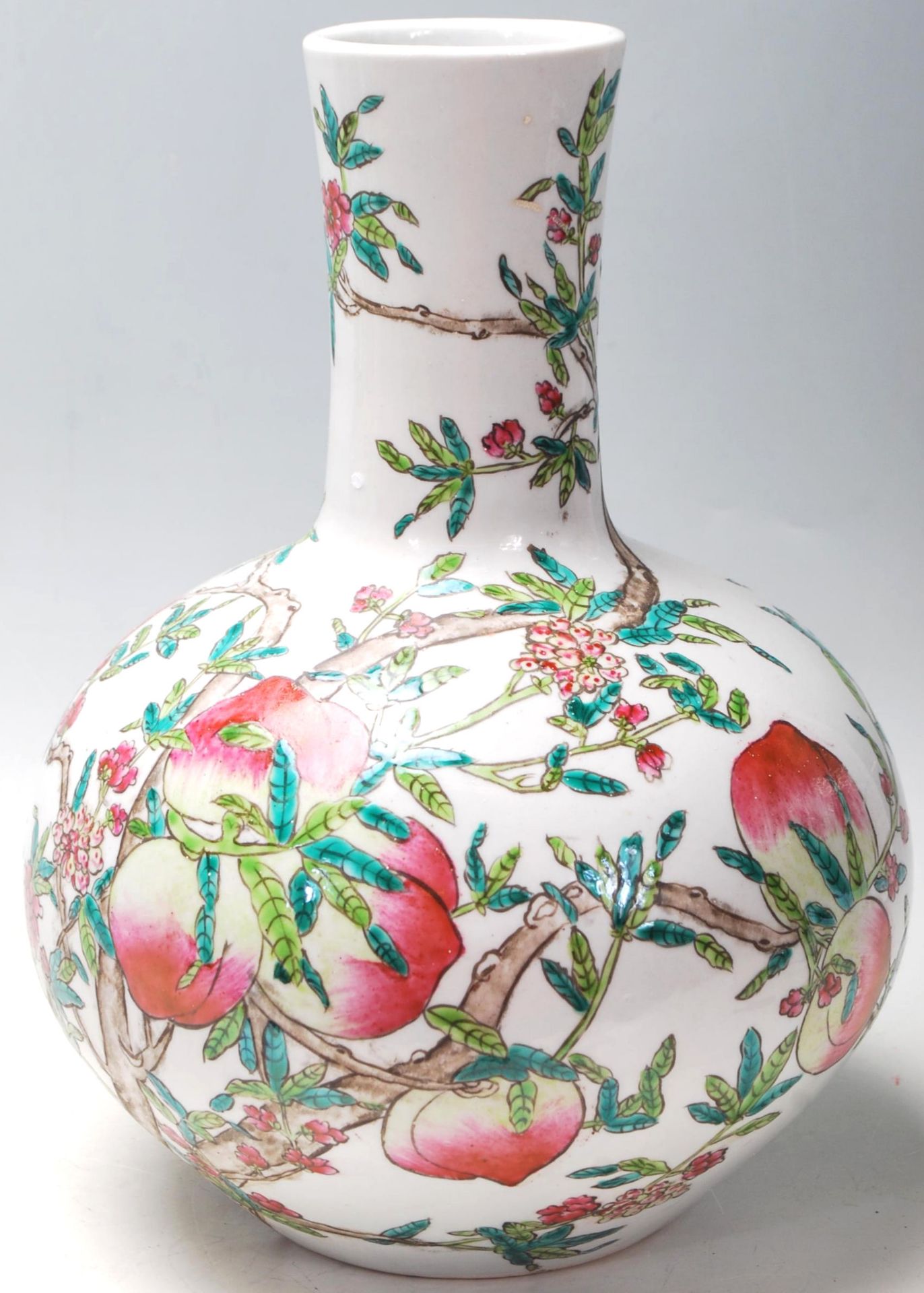 A 20th Century Chinese republic period bottle vase having a bulbous body and cylindrical neck - Bild 4 aus 5