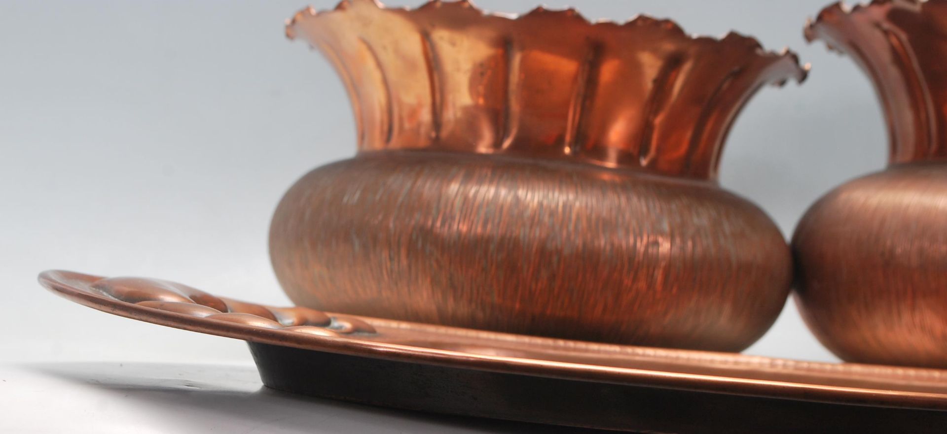 A collection of early 20th Century copperware to include a Newlyn style copper dish / plate together - Bild 5 aus 5