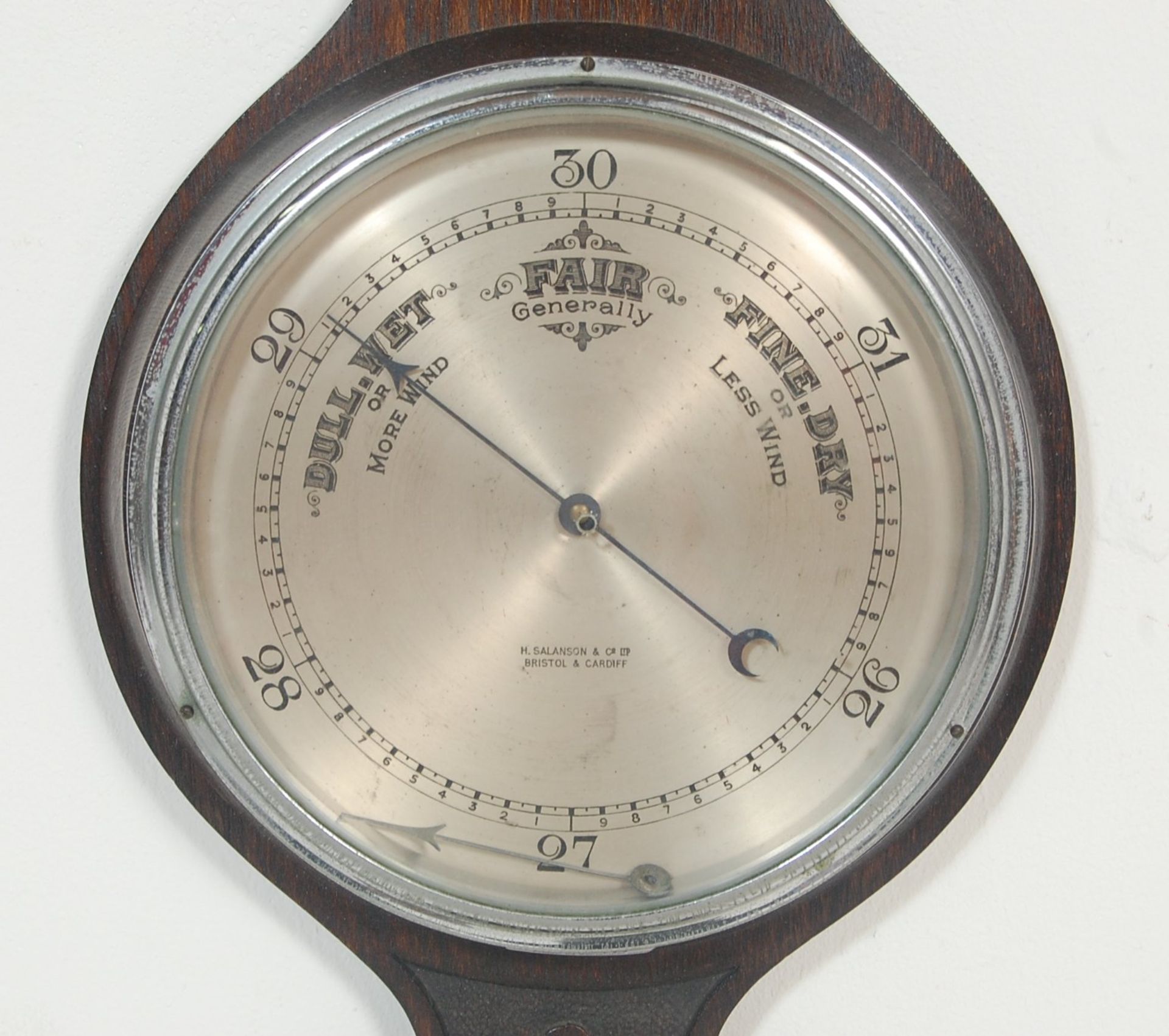 An early 20th century carved oak aneroid wall barometer. The barometer of banjo form having - Bild 4 aus 6