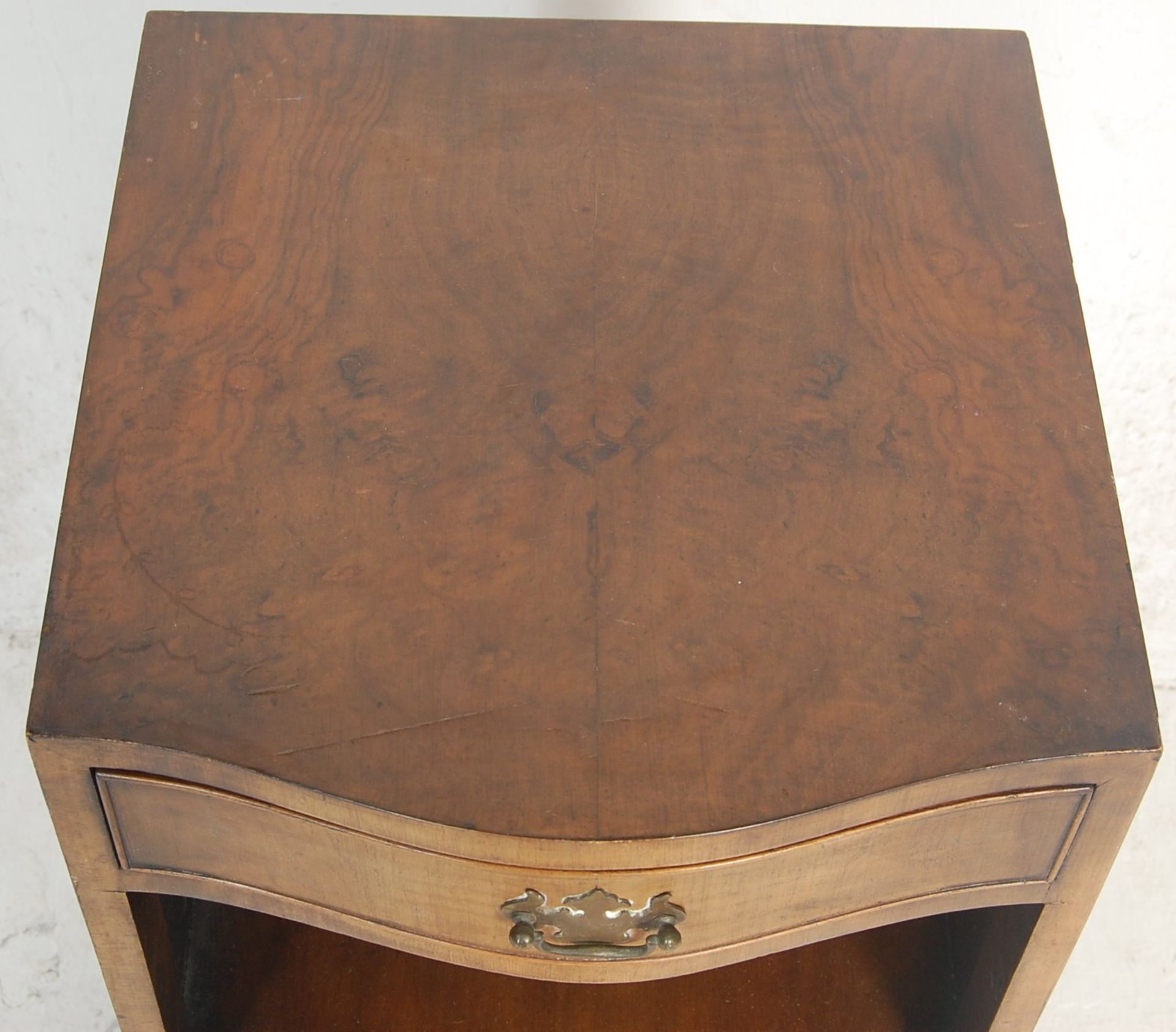 A vintage 1940s mid century walnut veneered tallboy / bachelors chest  / chest of drawers having a - Bild 13 aus 15