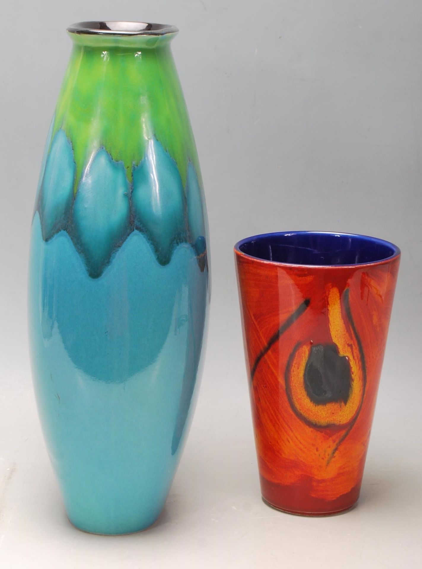 A vintage retro Poole pottery vase being glazed with blue green together with a smaller vase - Bild 4 aus 6