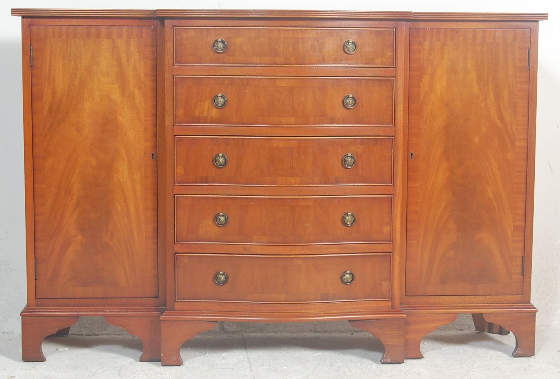 A Regency revival antique style mahogany breakfront bookcase. Raised on bracket feet with a series - Bild 2 aus 5