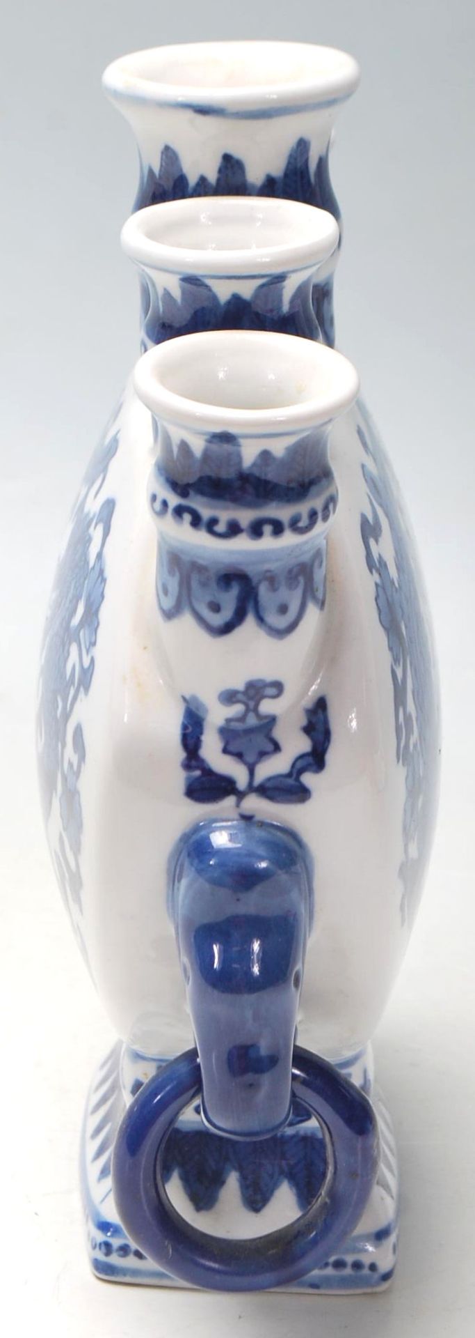 A 20th Century Chinese blue and white porcelain candlestick holder / candelabra having five scones - Bild 4 aus 5