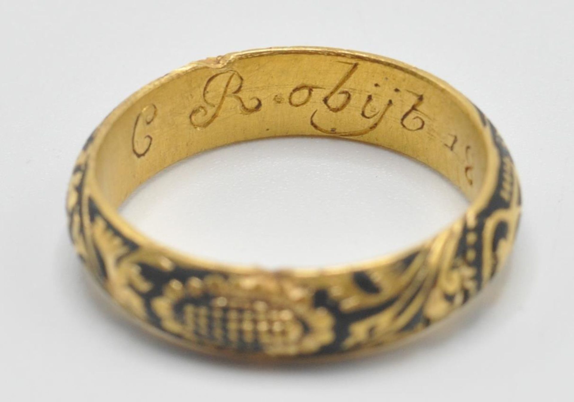 An early 18th Century gold memento mori mourning ring, the band being engraved with a skull and - Bild 5 aus 9