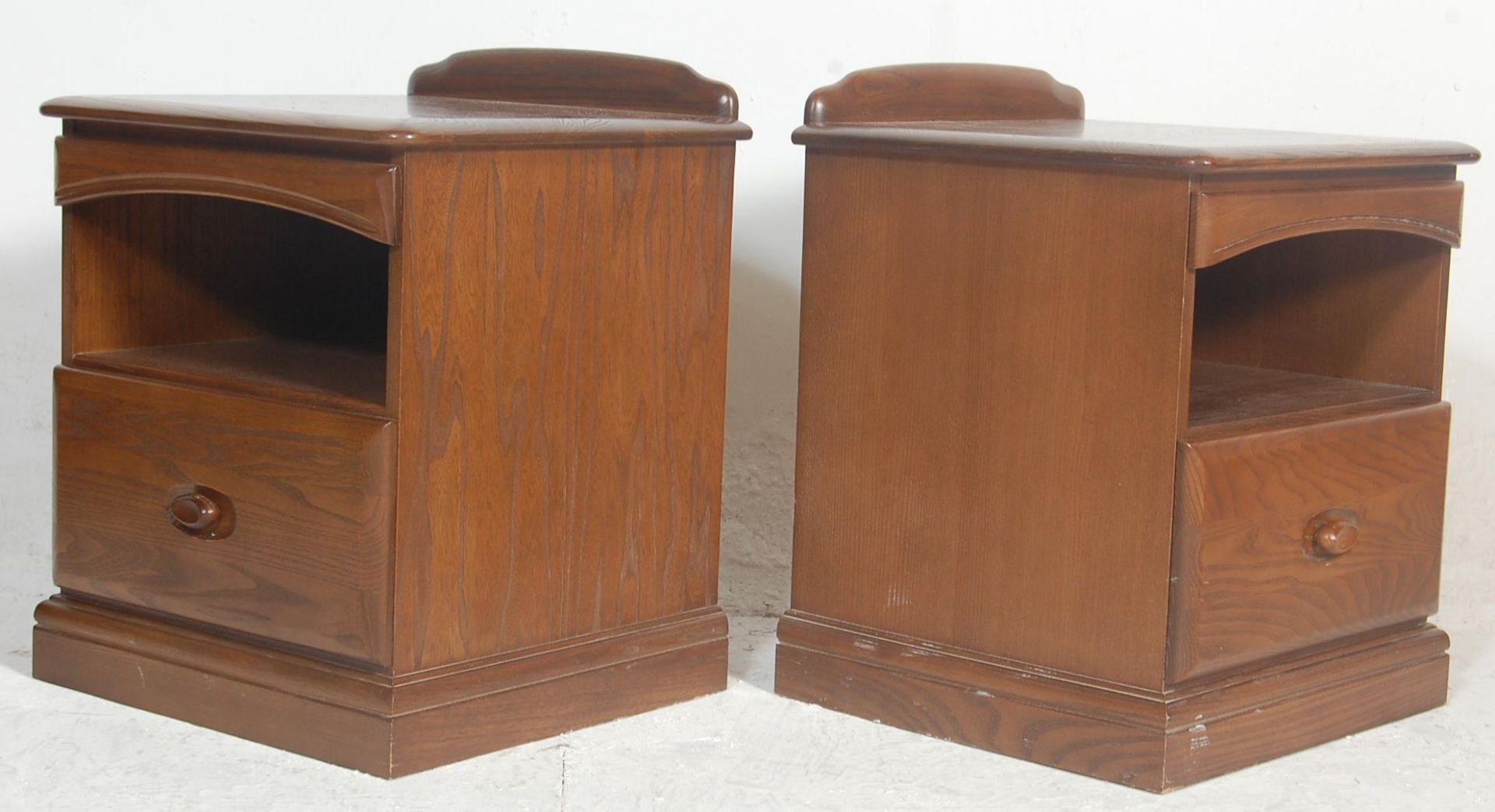 A pair of 20th century Ercol style elm  bedside cabinets by Jentique. Each being raised on plinth - Bild 5 aus 5