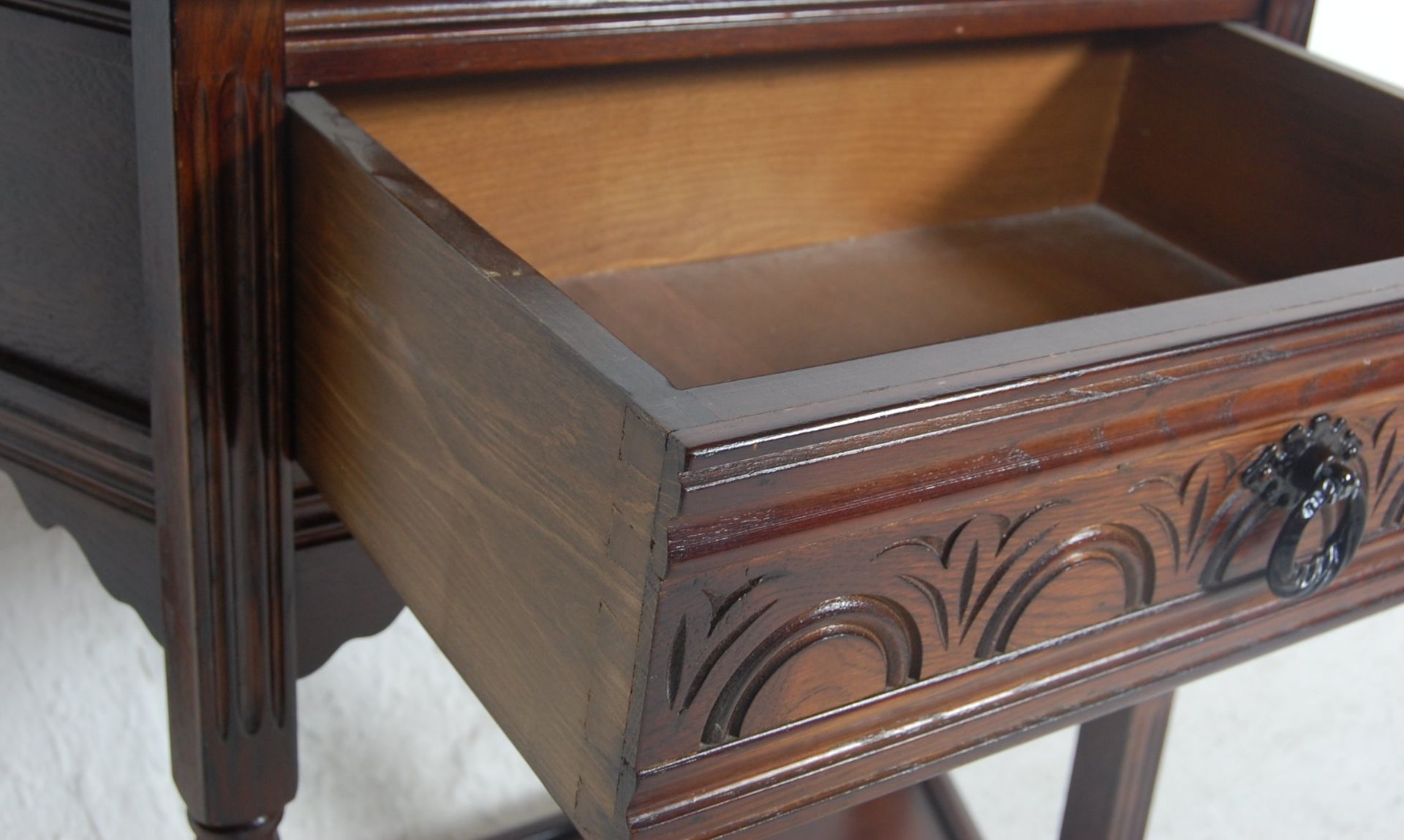 A early 20th Century Edwardian oak hall table of angular form having a single carved drawer with a - Bild 4 aus 5