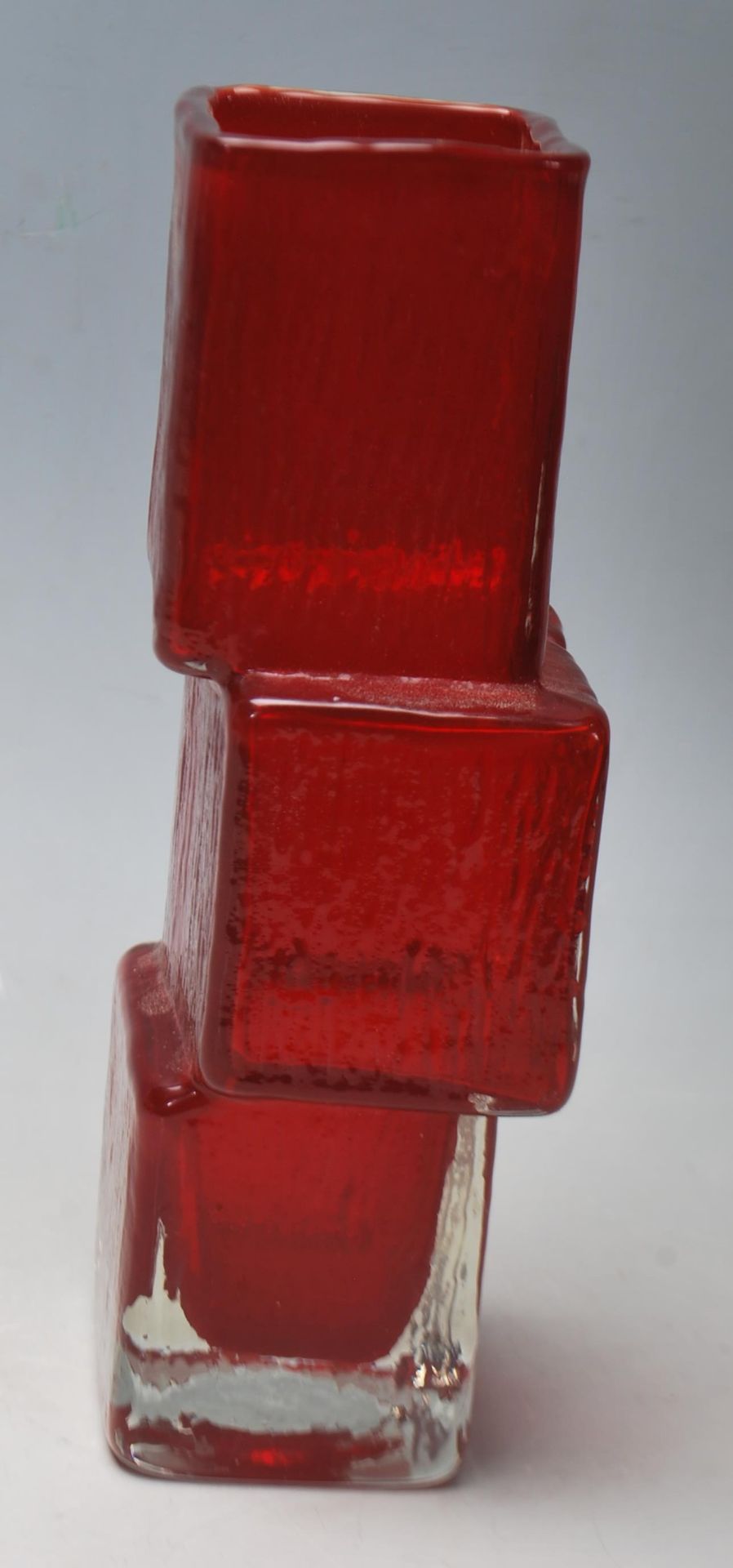 A vintage retro Whitefriars red glass ' drunken bricklayer ' style vase having three tiers with - Bild 2 aus 5