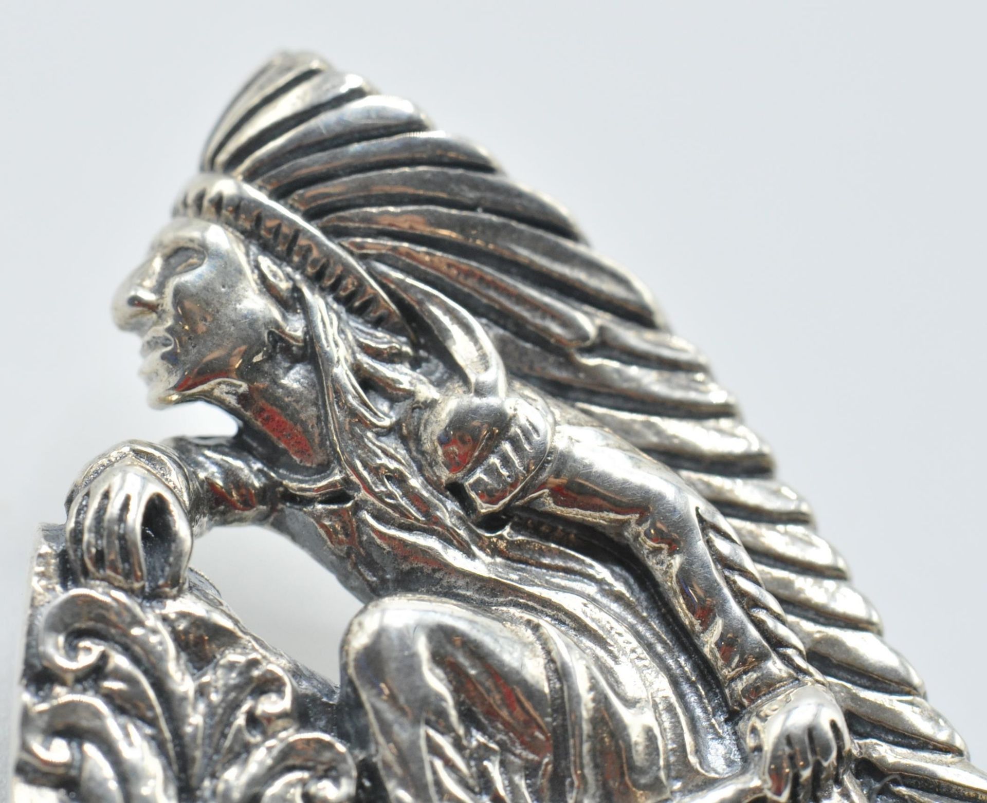 A stamped sterling silver brooch in the form of a Native American fighter wearing a feather - Bild 3 aus 5