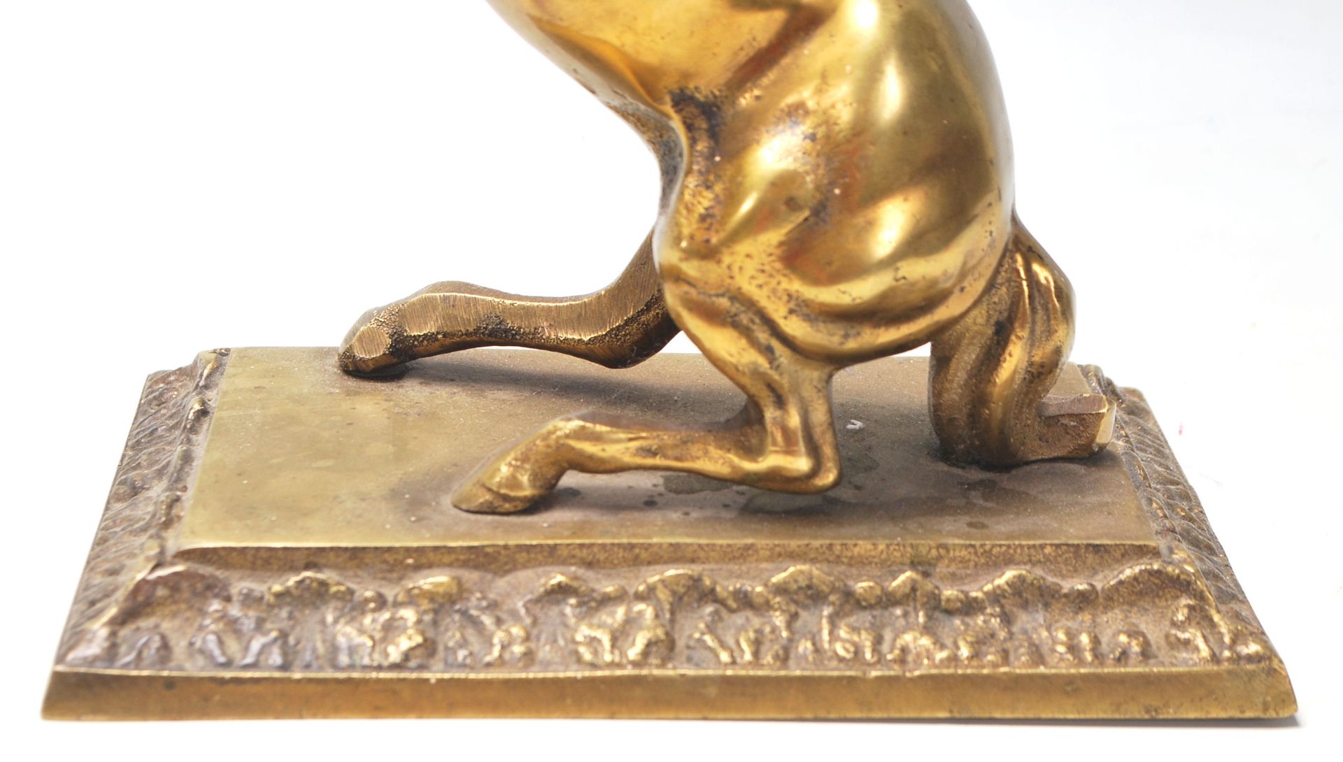 A vintage 20th century brass horse mantle ornament sitting on the back legs with front legs - Bild 5 aus 6