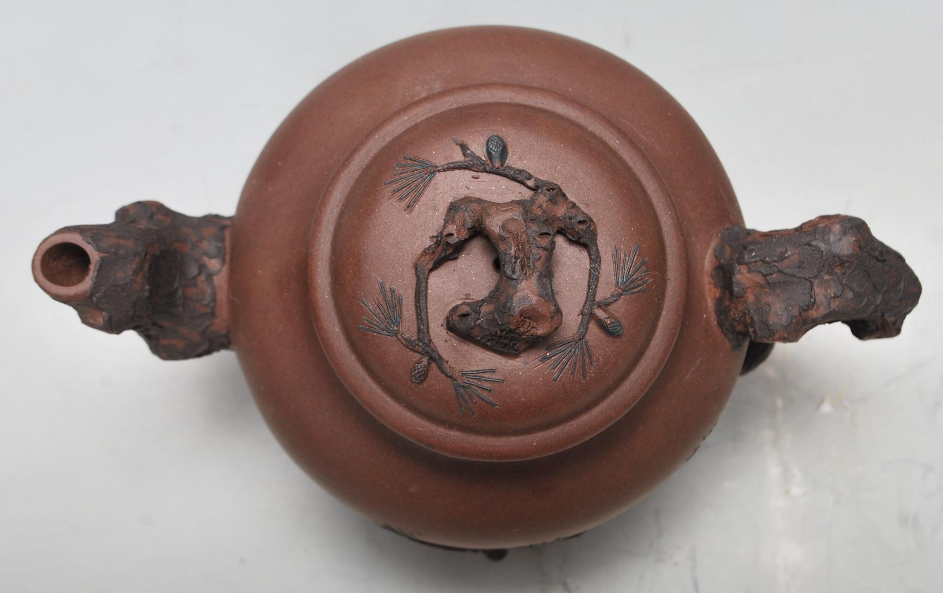 A 20th century Chinese yi xing terracotta teapot, cups and saucers having a handle and spout in - Bild 7 aus 9