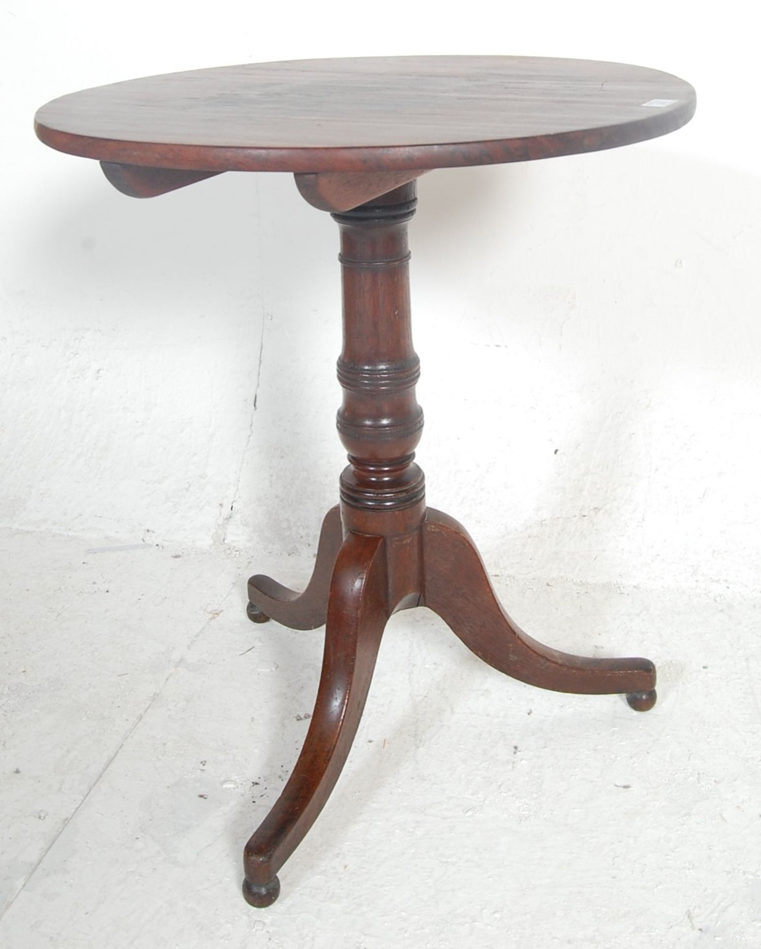 A Victorian 19th century mahogany tilt top wine / occasional table being raised on splayed leg - Bild 4 aus 4