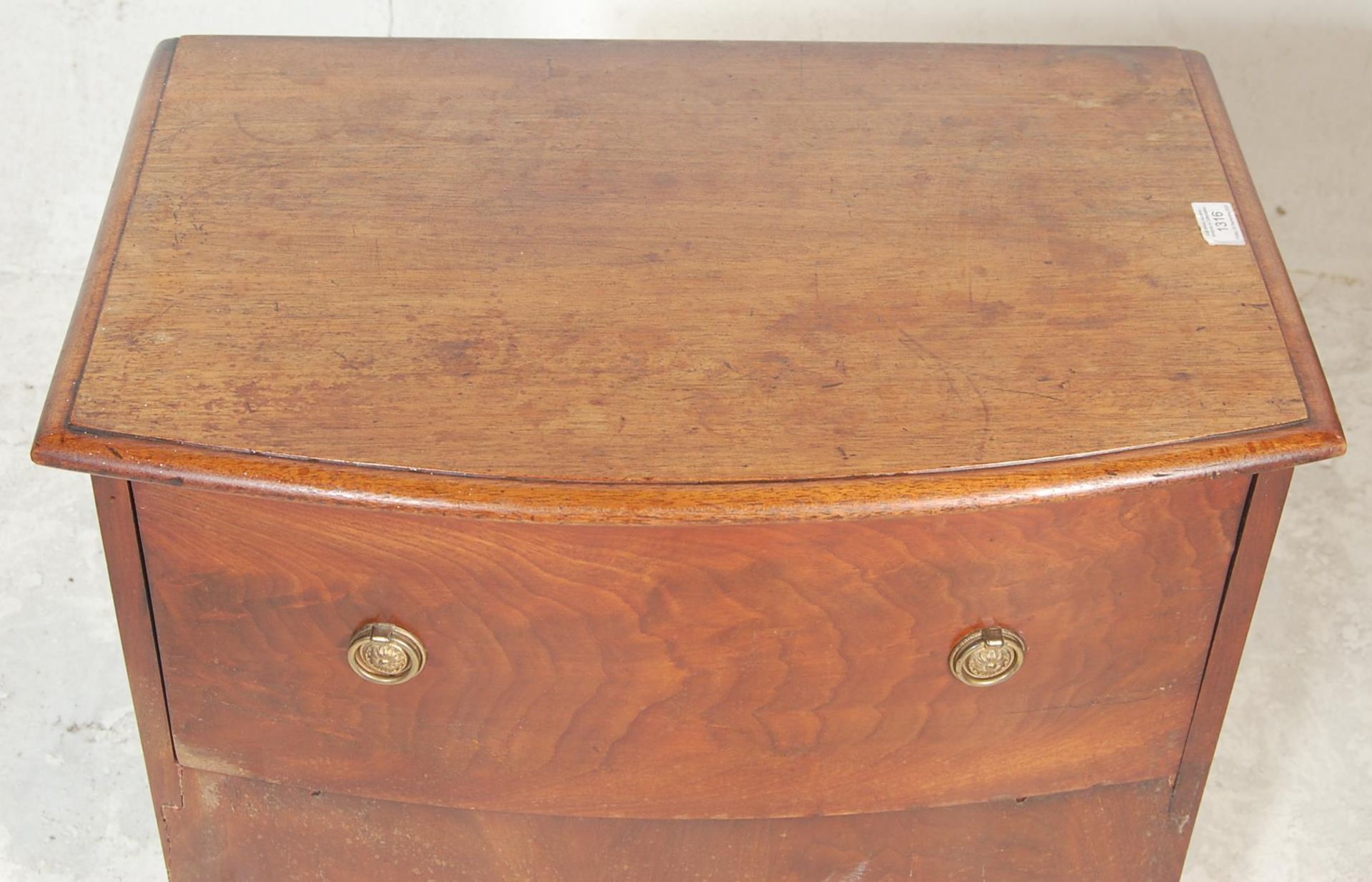 A Regency Revival III bow front commode having circular brass handles under a hinged lid opening - Bild 3 aus 7