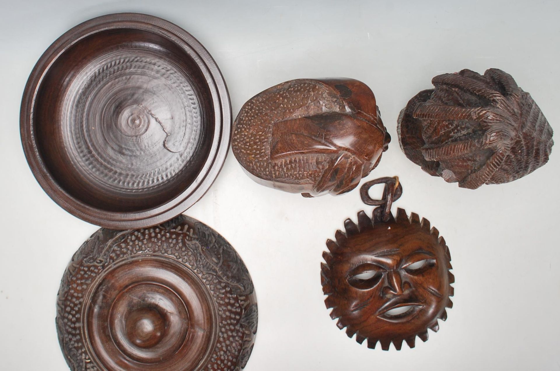 A COLLECTION OF 19TH AND 29TH CENTURY ARICAN TRIBAL BUST - Bild 7 aus 7