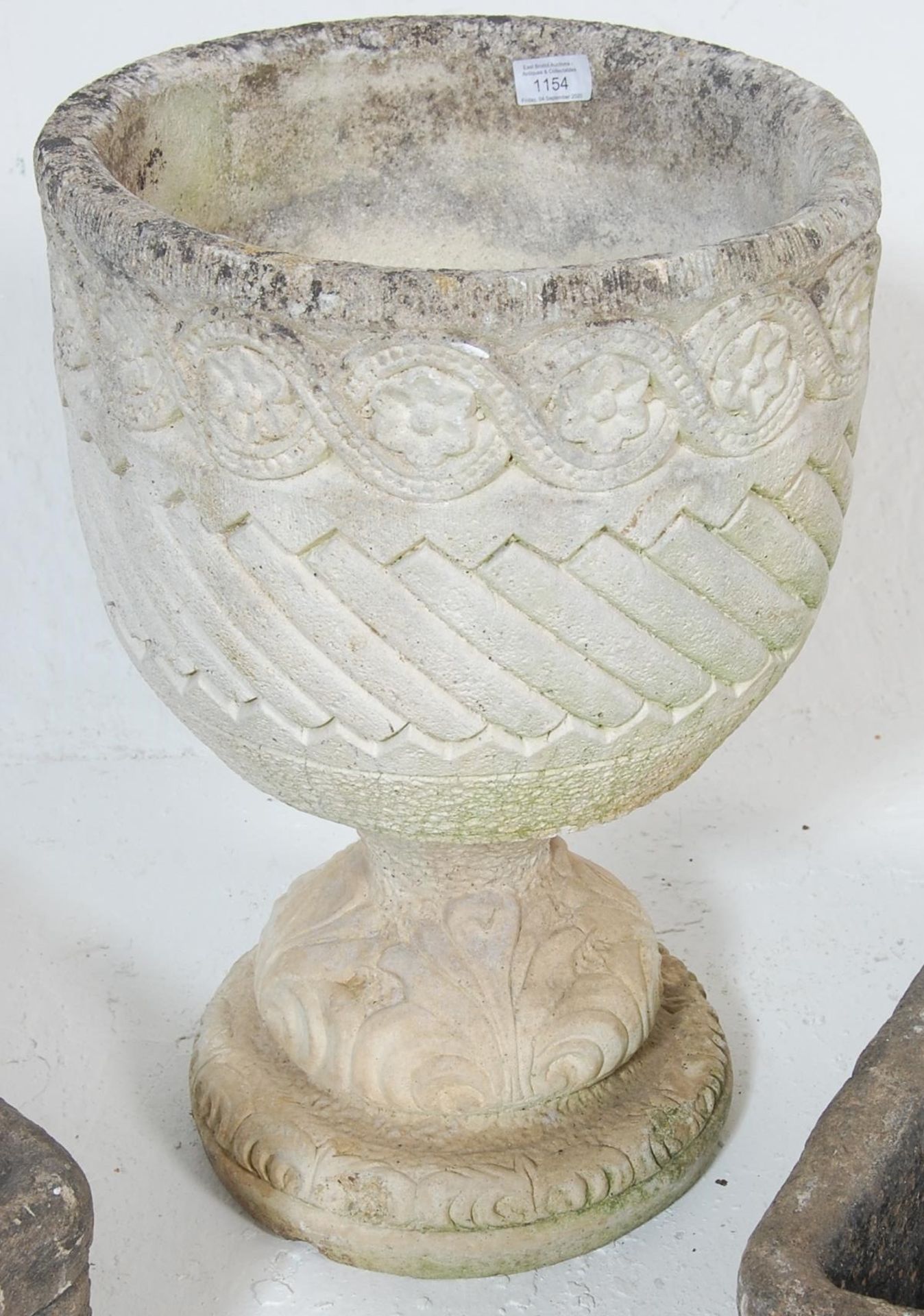 A group of three early 20th Century reconstituted stone garden planters to include a round planter - Bild 2 aus 6