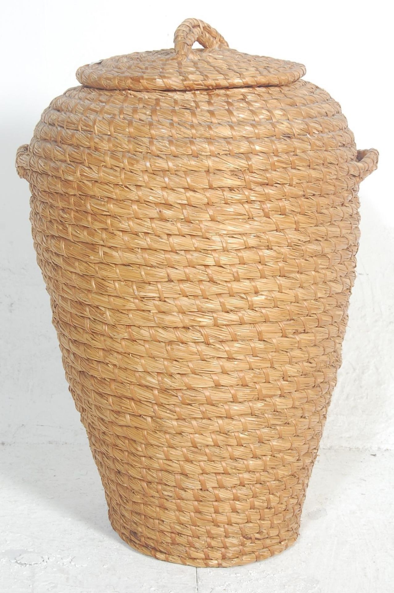 A retro 1950's mid century wicker / rattan woven middle eastern ' snake charmer ' laundry basket. - Bild 2 aus 4