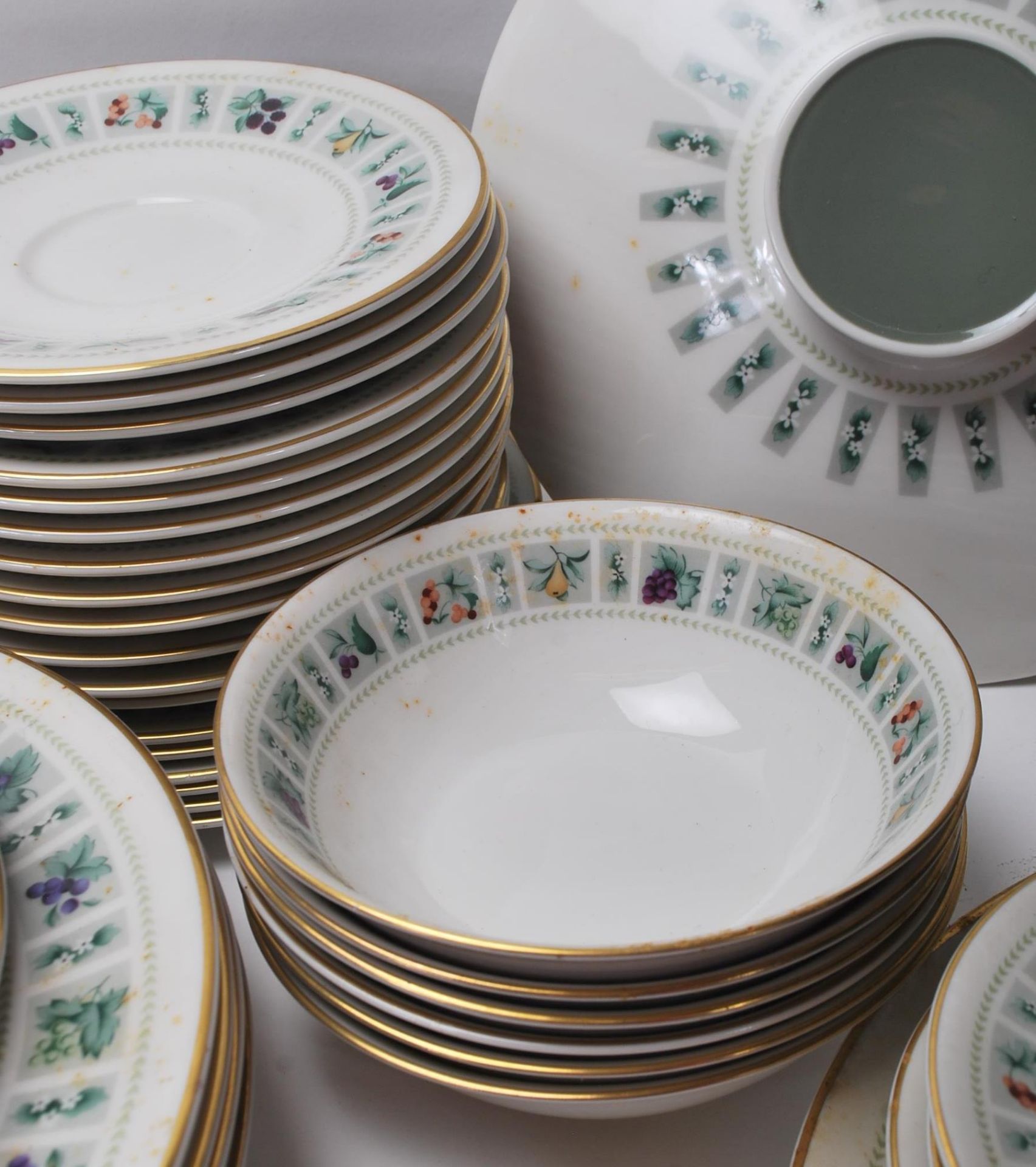 A large late 20th Century fine bone china dinner service by Royal Doulton in the Tapestry pattern - Bild 15 aus 18