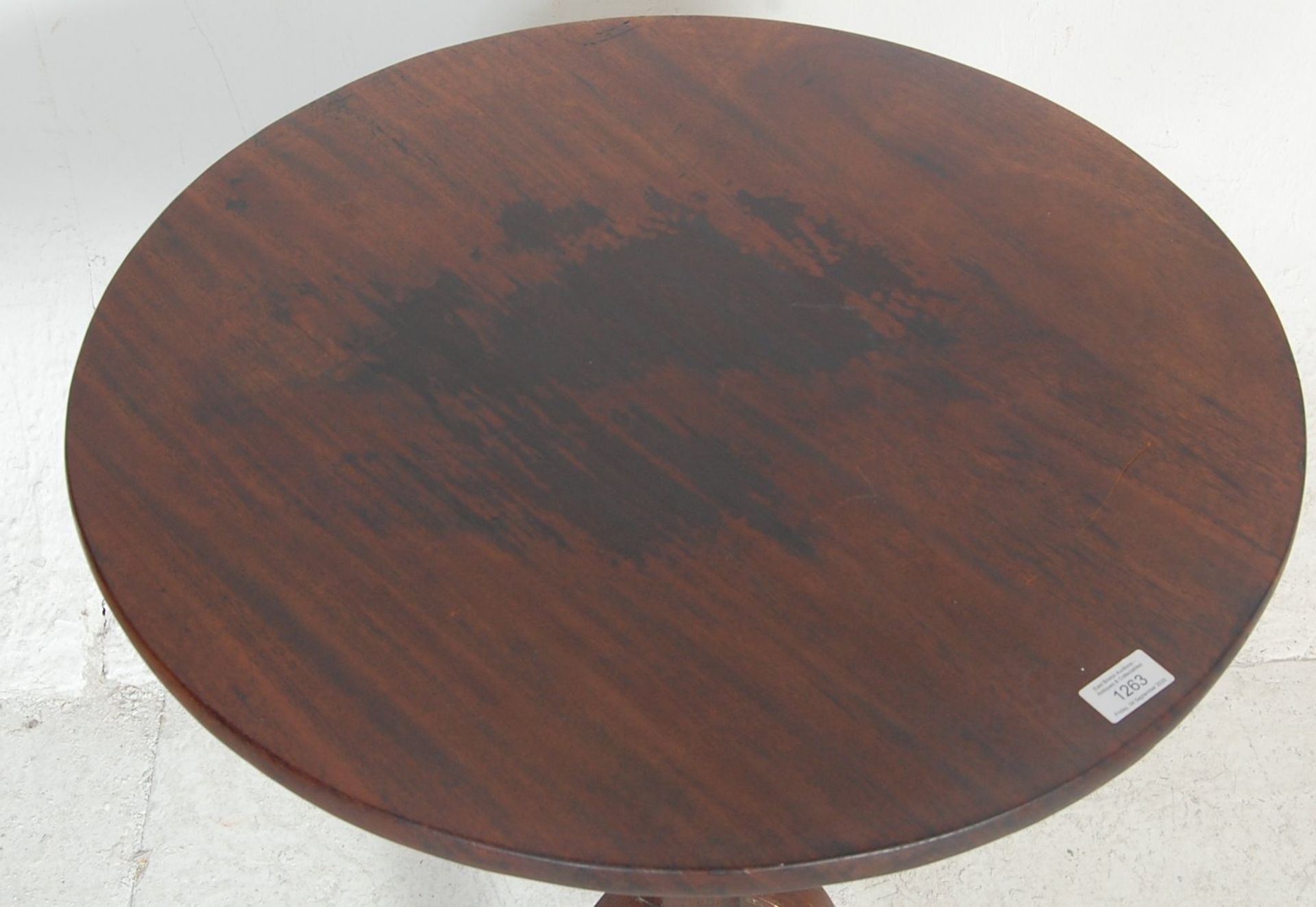 A Victorian 19th century mahogany tilt top wine / occasional table being raised on splayed leg - Bild 2 aus 4