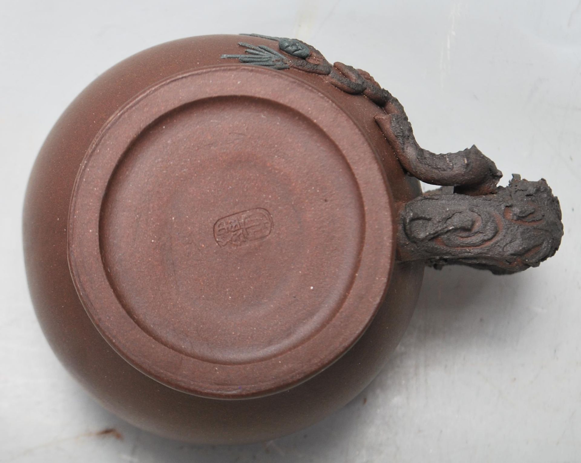 A 20th century Chinese yi xing terracotta teapot, cups and saucers having a handle and spout in - Bild 4 aus 9