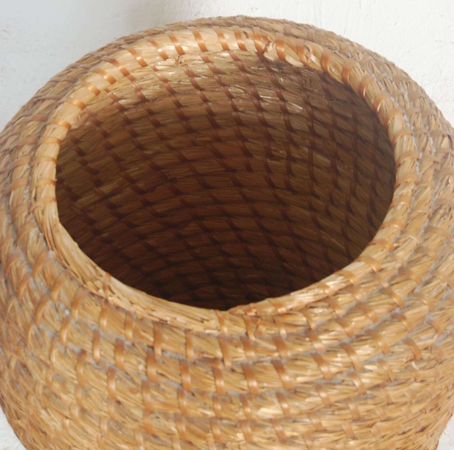 A retro 1950's mid century wicker / rattan woven middle eastern ' snake charmer ' laundry basket. - Bild 3 aus 4