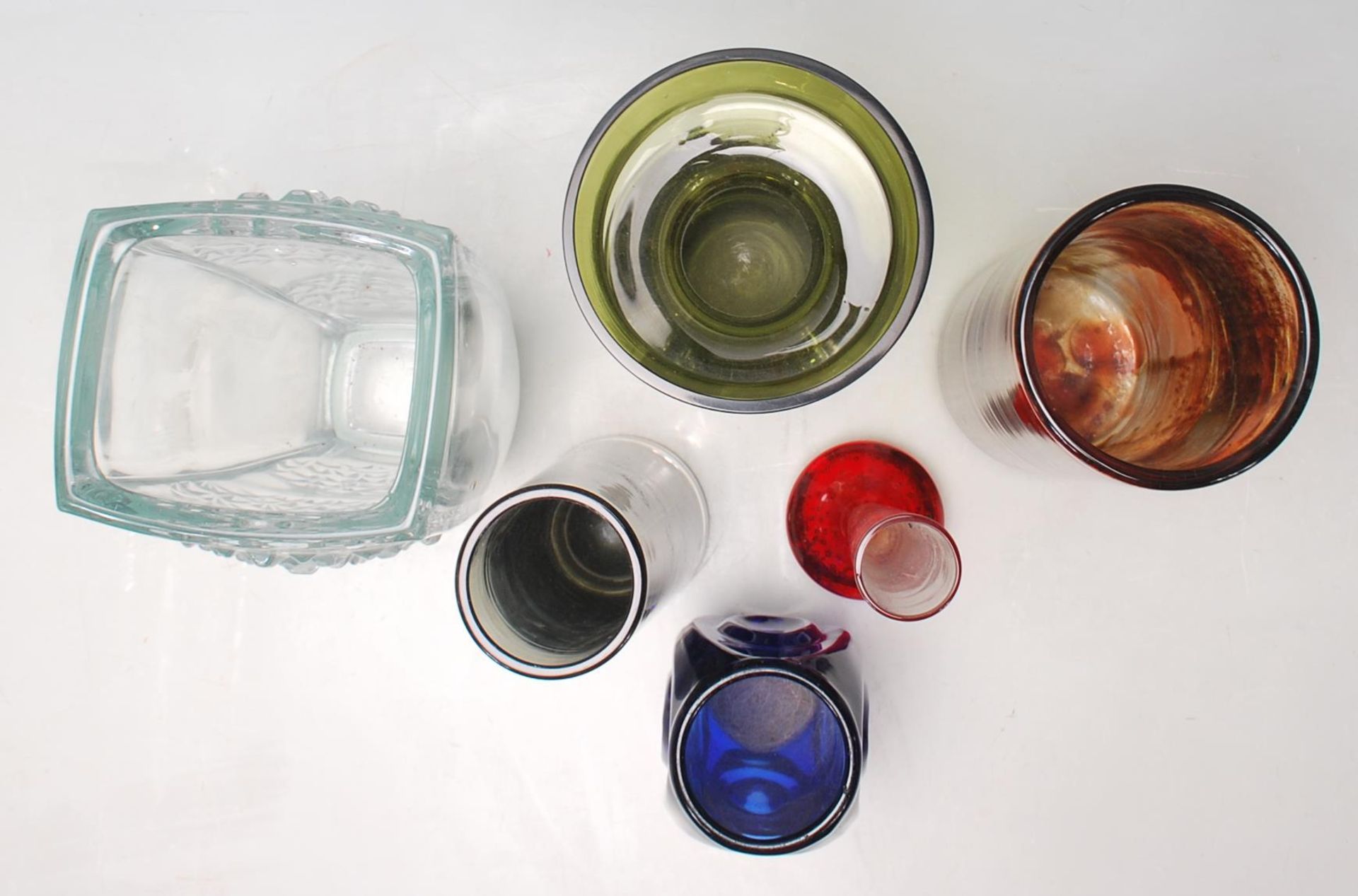 A good collection of studio art glass comprising a Sklo Union Hobnail clear glass vase, a Rudolf - Bild 8 aus 8