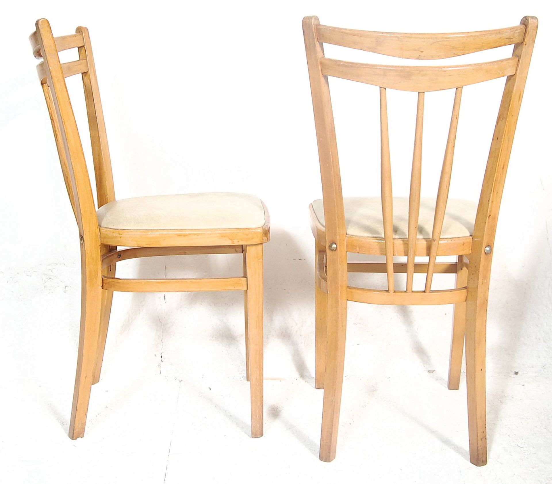 A mid century, circa 1950's formica and beech wood utility kitchenette dining table and chairs. - Bild 5 aus 5