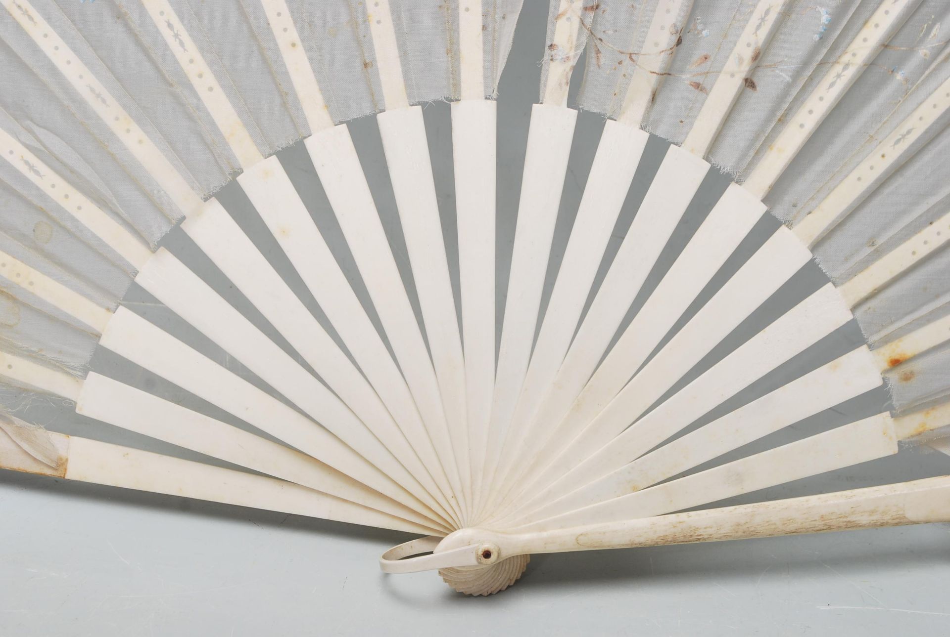 A late 19th / early 20th Century bone and lace hand fan being hand painted with butterflies and - Bild 4 aus 7