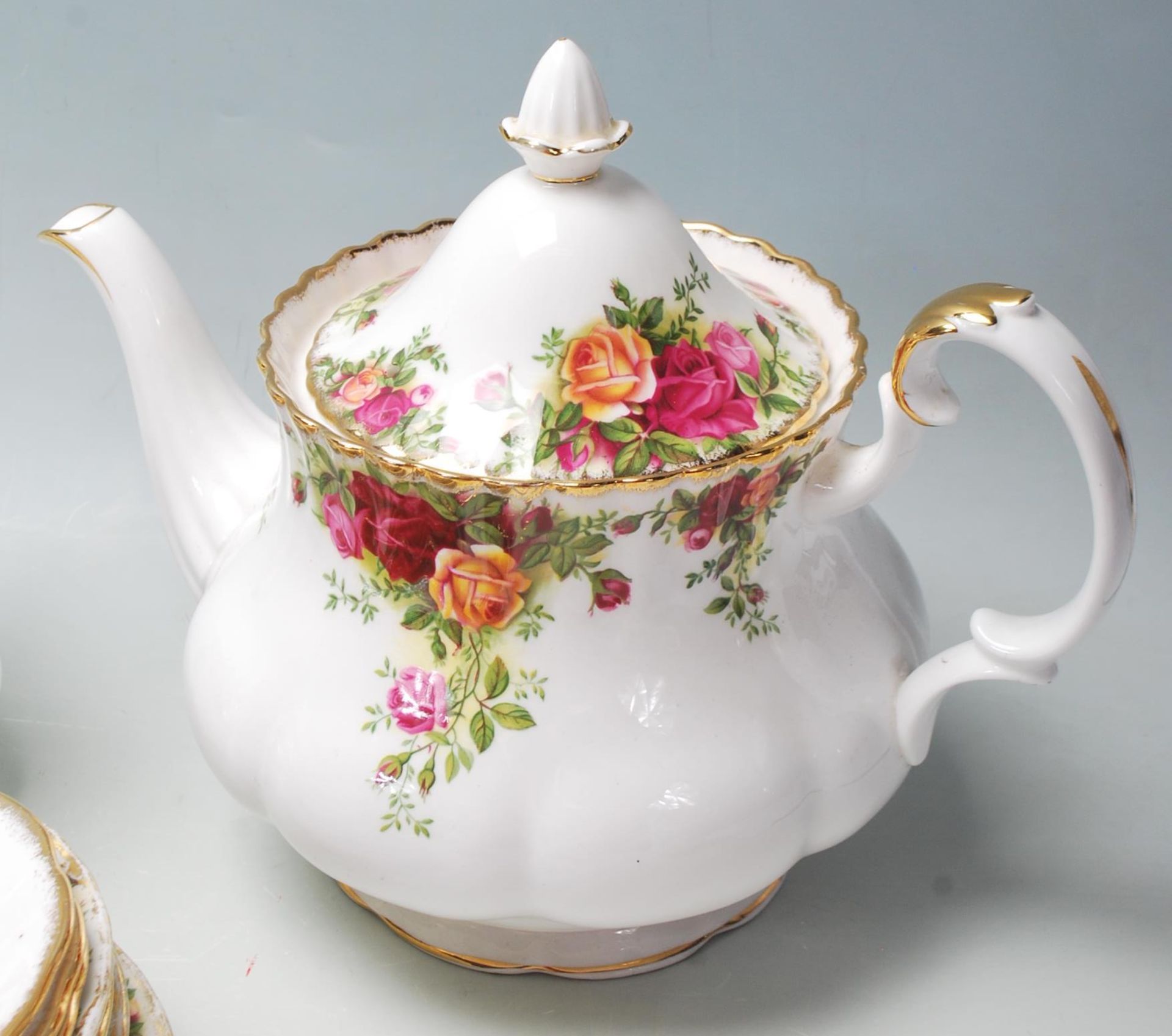 A group of 20th Century Royal Albert Old Country Roses pattern tea service to include three teapots, - Bild 3 aus 10