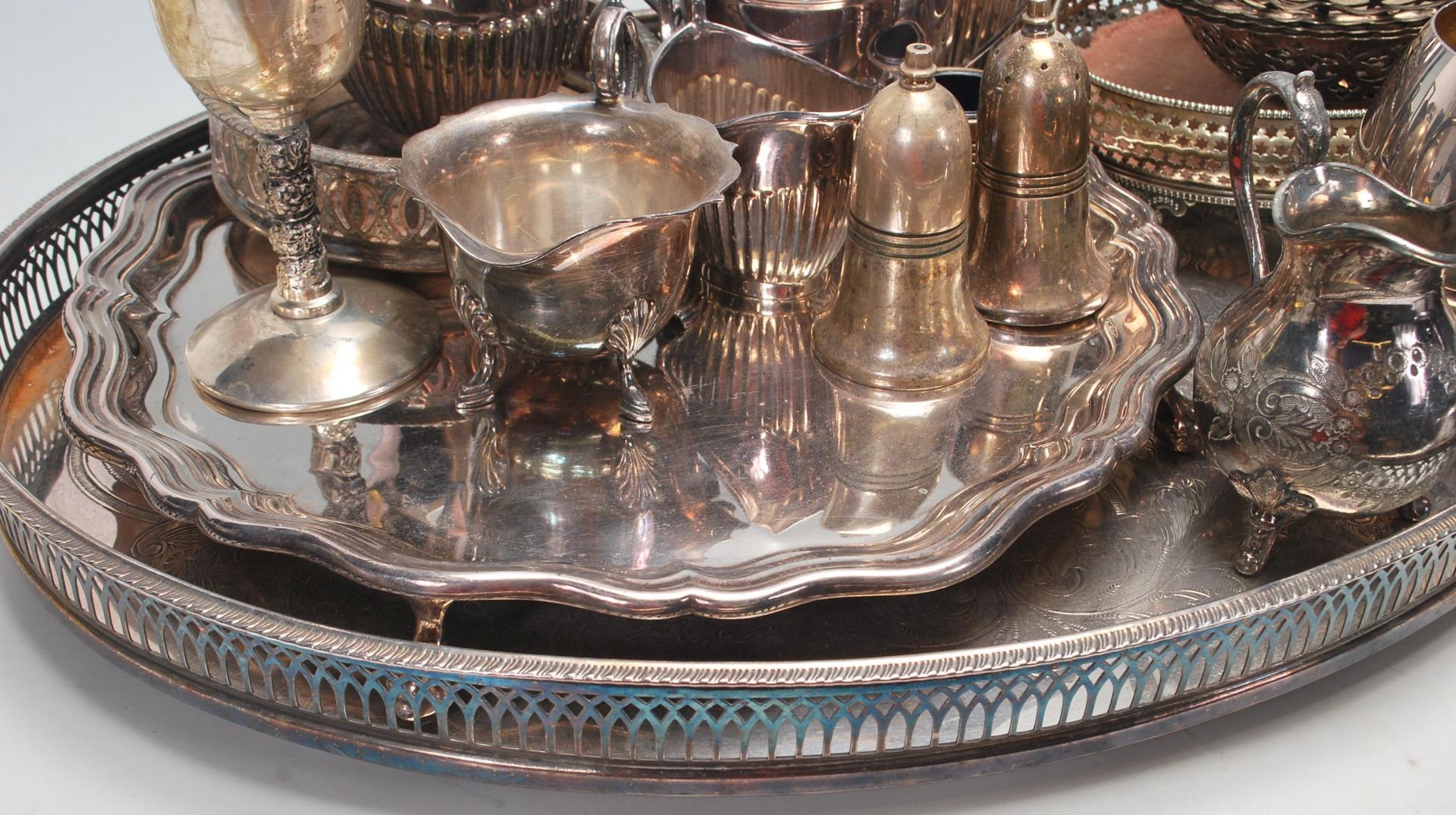 A large collection of assorted silver plate / silver plated wares to include flatware, gallery tray, - Bild 3 aus 12