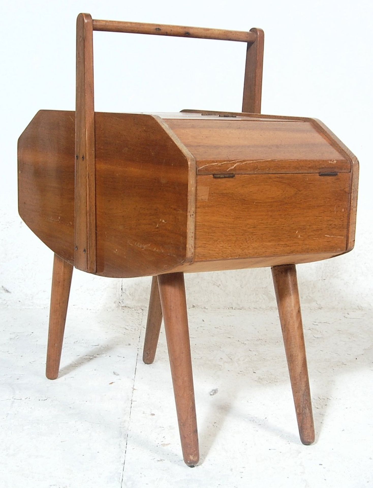 A vintage 20th century circa 1970's stylish teak wood sewing box with hinged lids, handle above - Bild 5 aus 5