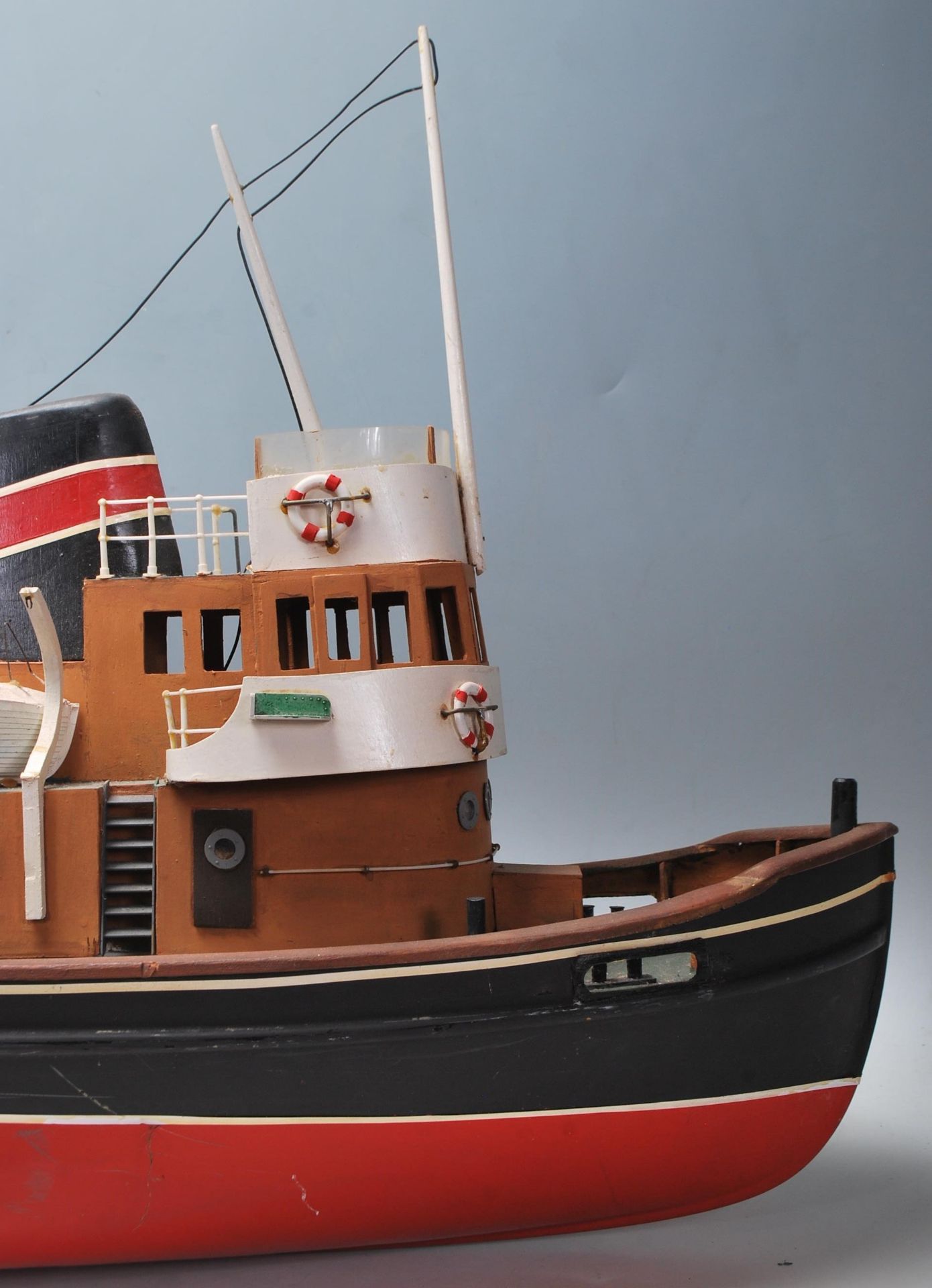 A vintage 20th Century scratch built remote control boat having a red and black hull with model - Bild 2 aus 7