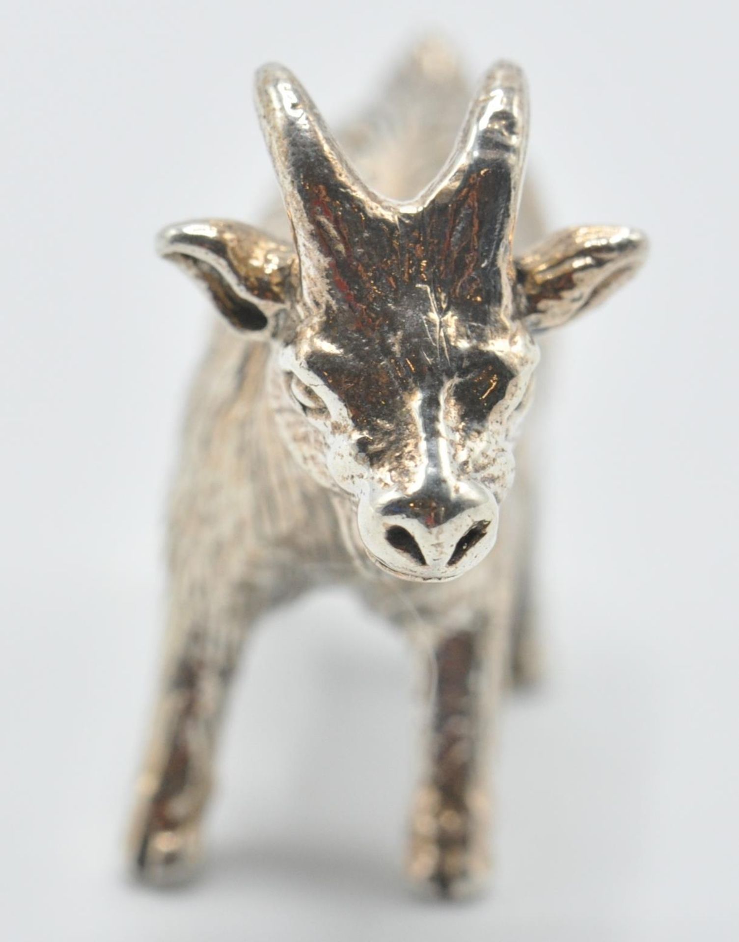 A contemporary sterling silver miniature figurine of a goat. Marked Sterling. Measures: 2cm long, - Bild 2 aus 6