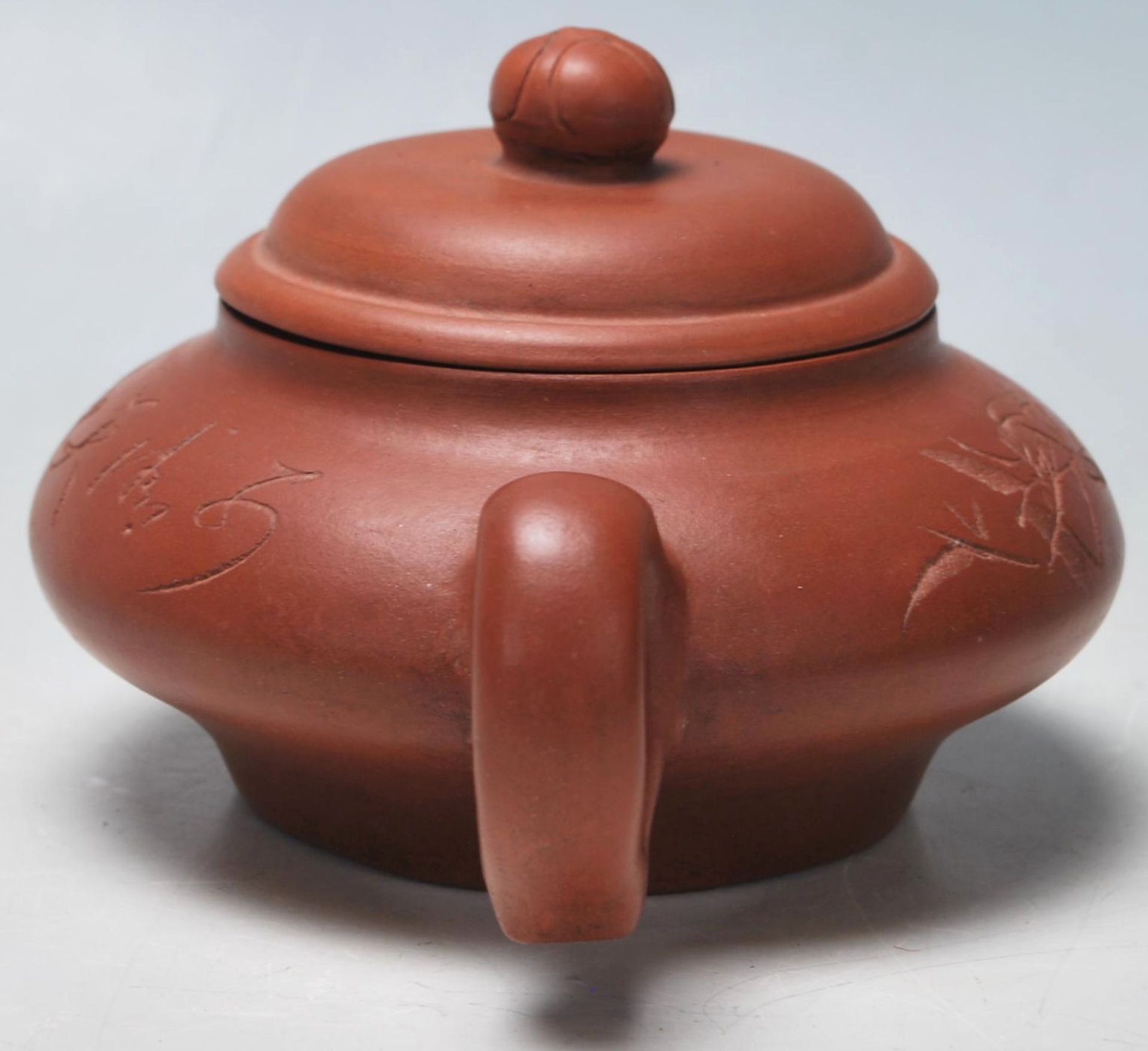 A 20th Century Chinese Yi Xing red clay teapot raised on a footed base with engraved bamboo design - Bild 2 aus 6