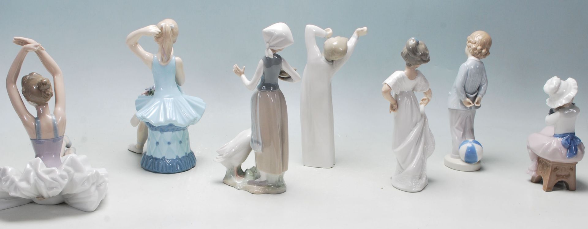 Lladro / Nao - A collection of five late 20th Century Lladro / Nao / Mediflor figurines to include a - Bild 3 aus 6