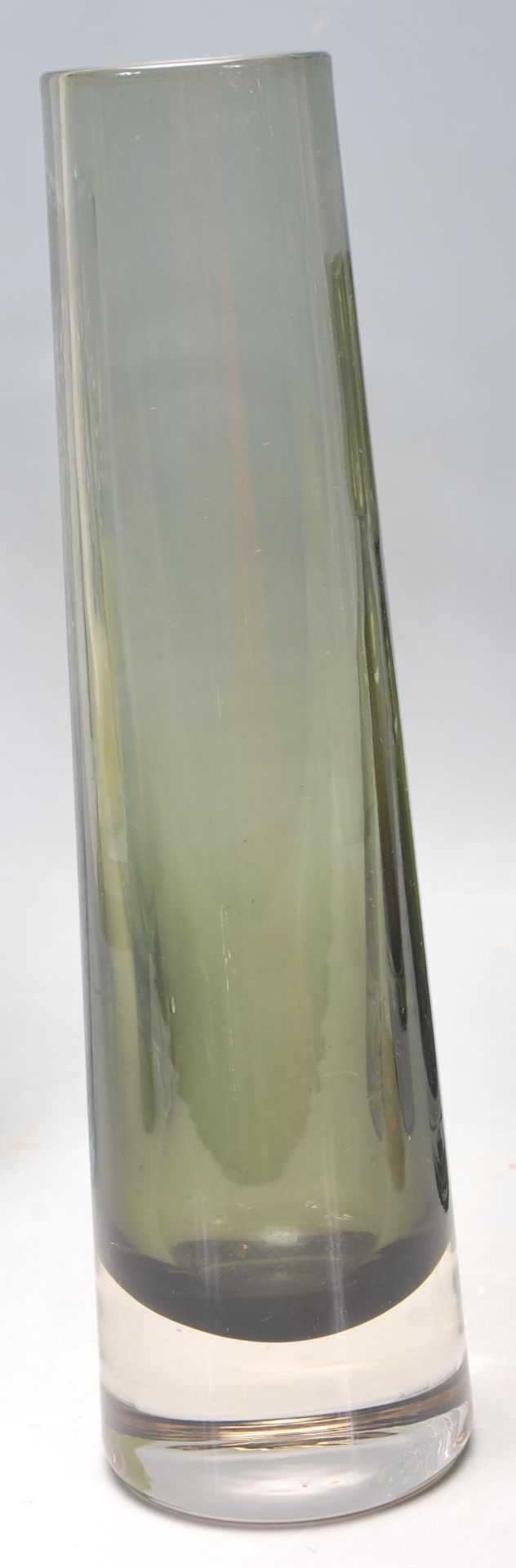 A good collection of studio art glass comprising a Sklo Union Hobnail clear glass vase, a Rudolf - Bild 3 aus 8