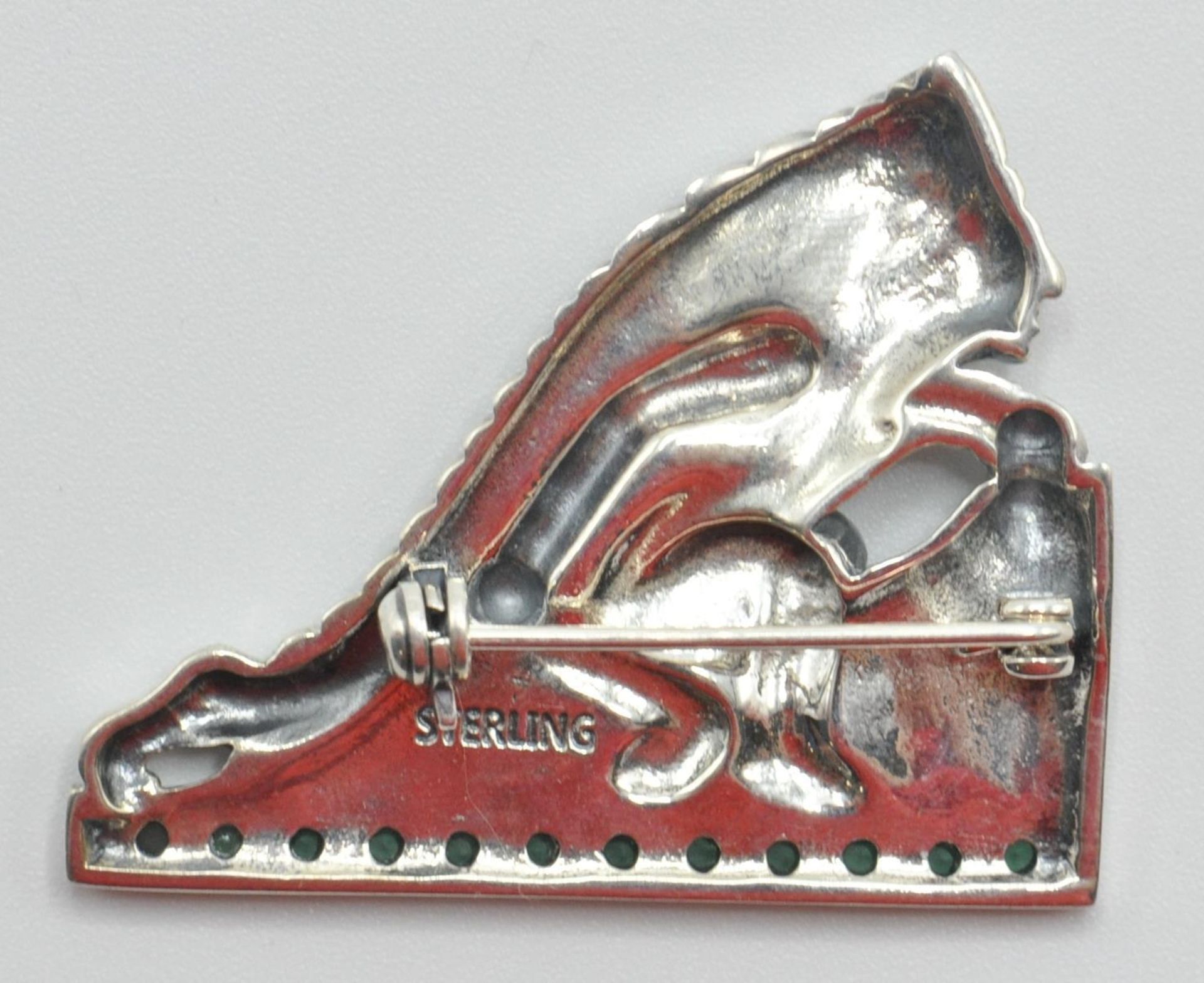 A stamped sterling silver brooch in the form of a Native American fighter wearing a feather - Bild 4 aus 5